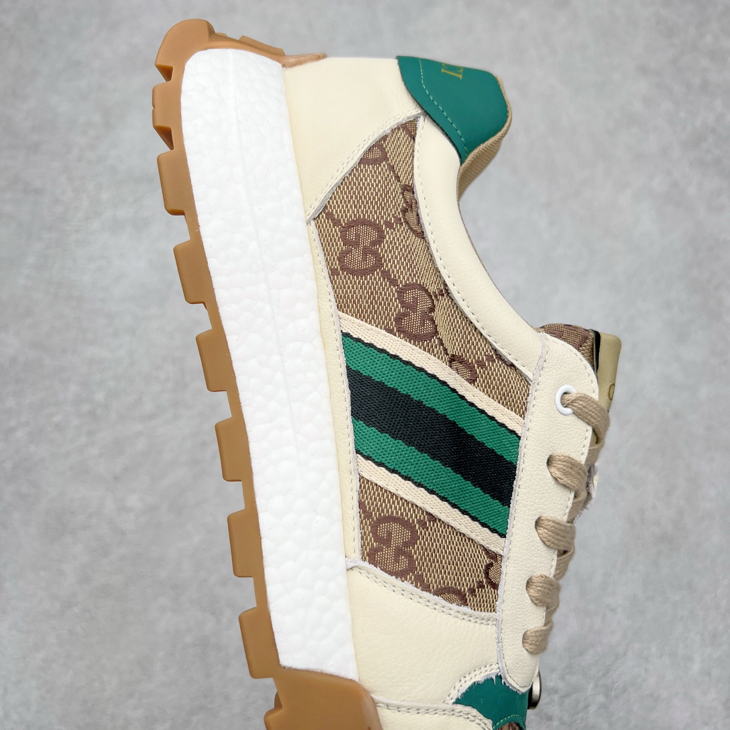 图片[6]-Gucci Chunky B Screener GG 古驰春季新款休闲运动鞋系列 广东大厂出品 原版盒子 官方一致原 原标原盒 官方全套配件 原装雪梨形超软沙绒纸团 手工上线 不开胶 该品牌鞋款在制作中使用的是环保植物胶水 采用厚底结构 巧妙运用外观设计、配色和材质三重元素 展现出复古风范 别致的橡胶发泡鞋底 搭配米色和乌木色经典GG帆布鞋身及同色调皮革滚边 突显时尚大气的品味 尺码：39 40 41 42 43 44 （皮鞋码）-选品中心