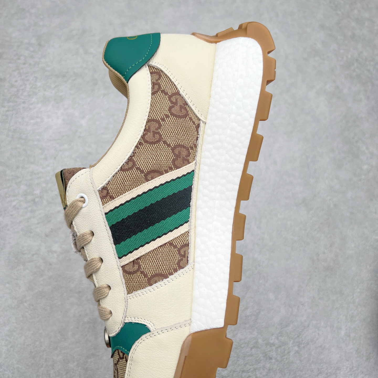 图片[7]-Gucci Chunky B Screener GG 古驰春季新款休闲运动鞋系列 广东大厂出品 原版盒子 官方一致原 原标原盒 官方全套配件 原装雪梨形超软沙绒纸团 手工上线 不开胶 该品牌鞋款在制作中使用的是环保植物胶水 采用厚底结构 巧妙运用外观设计、配色和材质三重元素 展现出复古风范 别致的橡胶发泡鞋底 搭配米色和乌木色经典GG帆布鞋身及同色调皮革滚边 突显时尚大气的品味 尺码：39 40 41 42 43 44 （皮鞋码）-选品中心