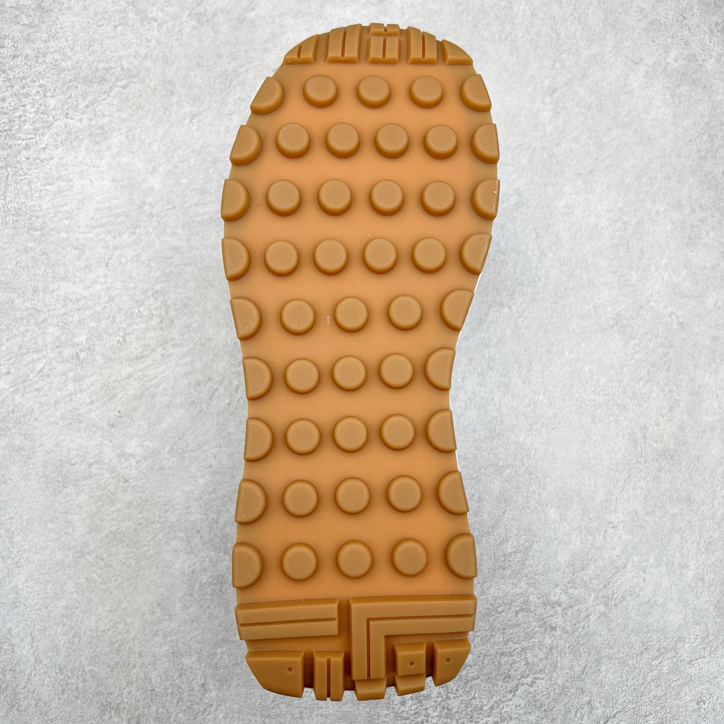 图片[9]-Gucci Chunky B Screener GG 古驰春季新款休闲运动鞋系列 广东大厂出品 原版盒子 官方一致原 原标原盒 官方全套配件 原装雪梨形超软沙绒纸团 手工上线 不开胶 该品牌鞋款在制作中使用的是环保植物胶水 采用厚底结构 巧妙运用外观设计、配色和材质三重元素 展现出复古风范 别致的橡胶发泡鞋底 搭配米色和乌木色经典GG帆布鞋身及同色调皮革滚边 突显时尚大气的品味 尺码：39 40 41 42 43 44 （皮鞋码）-选品中心