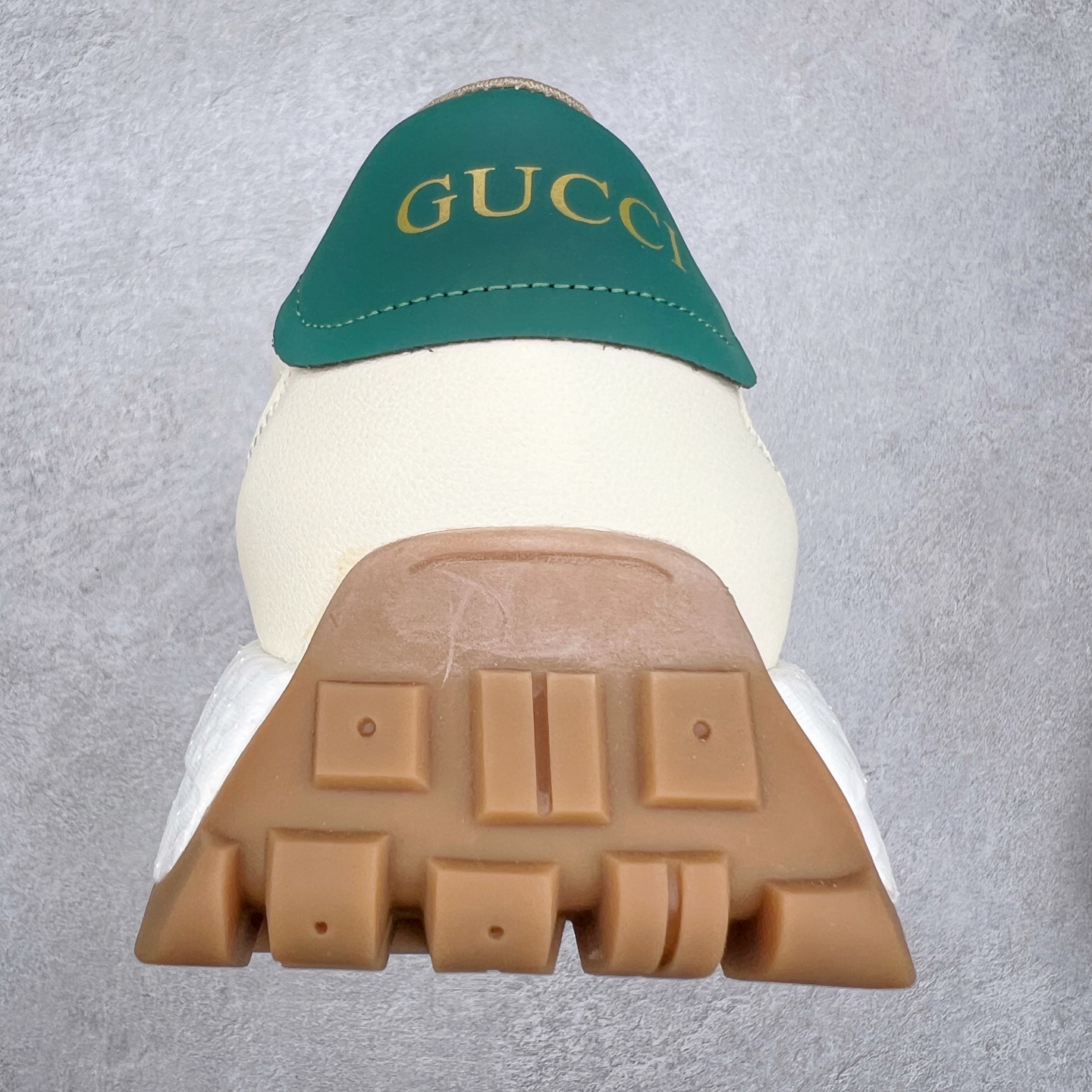 图片[8]-Gucci Chunky B Screener GG 古驰春季新款休闲运动鞋系列 广东大厂出品 原版盒子 官方一致原 原标原盒 官方全套配件 原装雪梨形超软沙绒纸团 手工上线 不开胶 该品牌鞋款在制作中使用的是环保植物胶水 采用厚底结构 巧妙运用外观设计、配色和材质三重元素 展现出复古风范 别致的橡胶发泡鞋底 搭配米色和乌木色经典GG帆布鞋身及同色调皮革滚边 突显时尚大气的品味 尺码：39 40 41 42 43 44 （皮鞋码）-选品中心