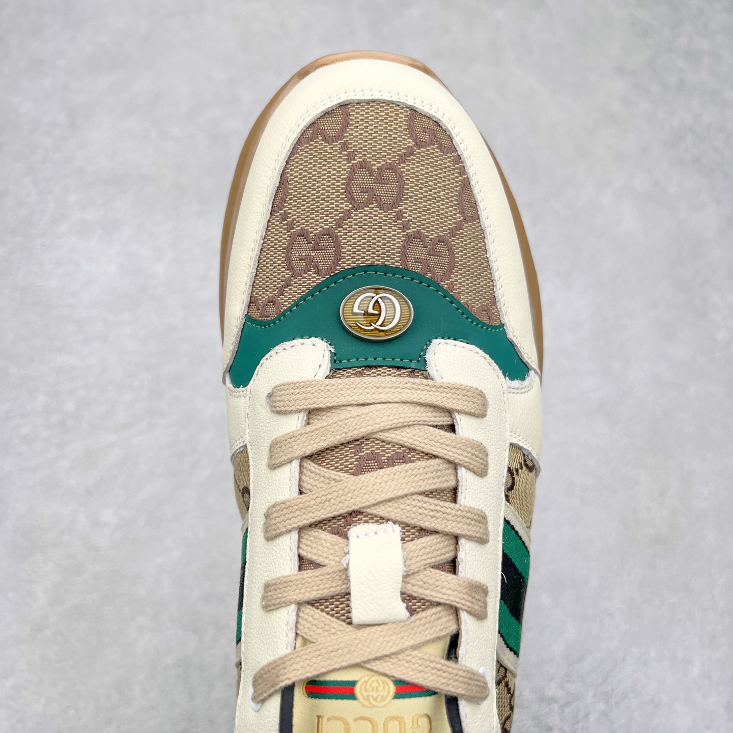 图片[4]-Gucci Chunky B Screener GG 古驰春季新款休闲运动鞋系列 广东大厂出品 原版盒子 官方一致原 原标原盒 官方全套配件 原装雪梨形超软沙绒纸团 手工上线 不开胶 该品牌鞋款在制作中使用的是环保植物胶水 采用厚底结构 巧妙运用外观设计、配色和材质三重元素 展现出复古风范 别致的橡胶发泡鞋底 搭配米色和乌木色经典GG帆布鞋身及同色调皮革滚边 突显时尚大气的品味 尺码：39 40 41 42 43 44 （皮鞋码）-选品中心