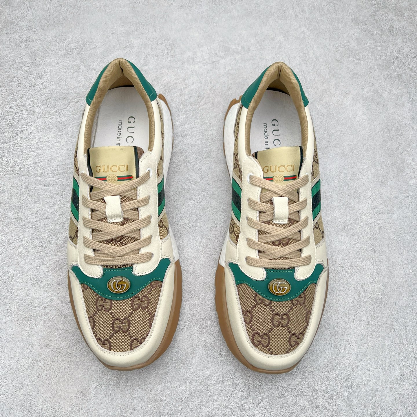 图片[2]-Gucci Chunky B Screener GG 古驰春季新款休闲运动鞋系列 广东大厂出品 原版盒子 官方一致原 原标原盒 官方全套配件 原装雪梨形超软沙绒纸团 手工上线 不开胶 该品牌鞋款在制作中使用的是环保植物胶水 采用厚底结构 巧妙运用外观设计、配色和材质三重元素 展现出复古风范 别致的橡胶发泡鞋底 搭配米色和乌木色经典GG帆布鞋身及同色调皮革滚边 突显时尚大气的品味 尺码：39 40 41 42 43 44 （皮鞋码）-选品中心