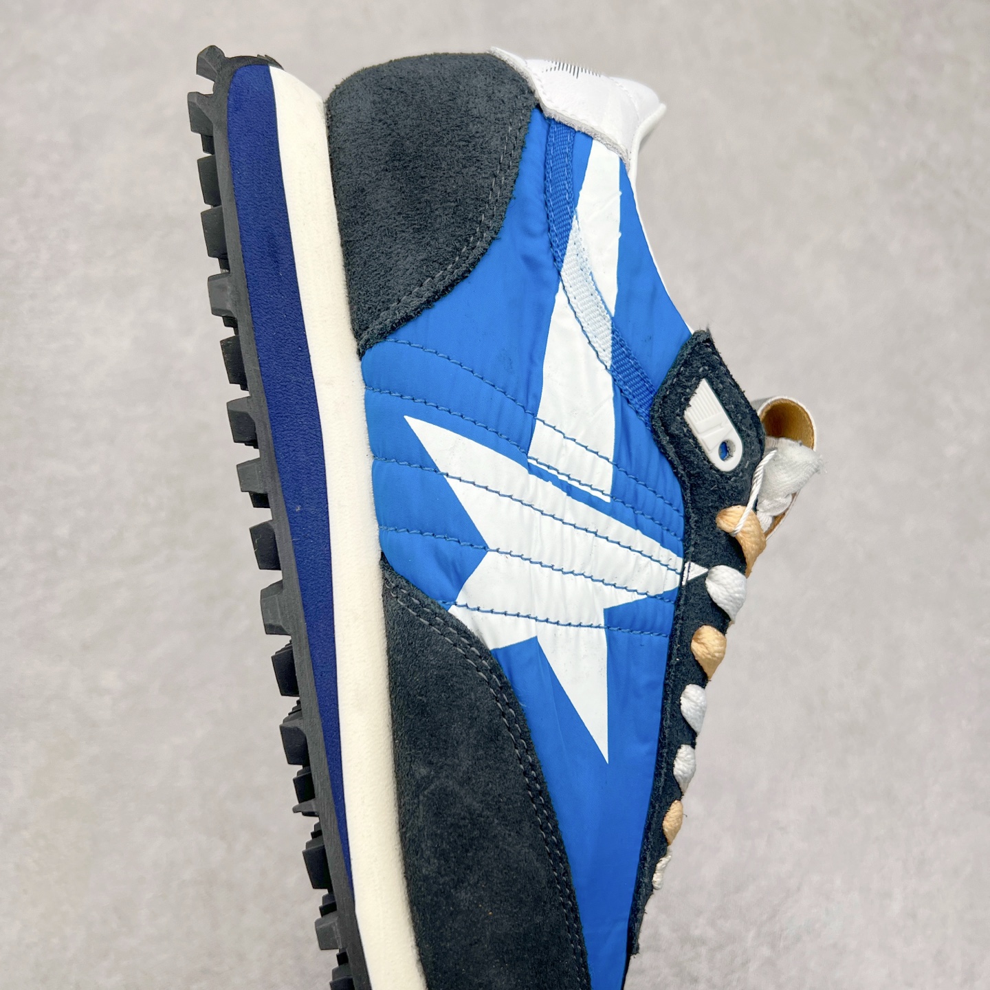 图片[6]-GGDB Golden Goose Marathon 复古运动鞋生活休闲鞋 火爆全网 陈伟霆宋雨琦 杨幂等各路明星纷纷上脚 该系列新品鞋履以1970年代的田径鞋为设计灵感，巧妙融入3D打印鞋尾装饰等前沿元素，既彰显了复古格调，又将这种怀旧感投射到未来。其鞋面采用多种精致材质打造，并推出银色、黑色、红色、皇家蓝和白色等多款经典配色以及全新限定黄色，侧边点缀以品牌标志性的星星图案。全新黄色款式的鞋面侧边保留了品牌标志性的橙色星星图案，配以灰色鞋头。不均匀染色的鞋带和带有星星图案的鞋底，为整体造型增添了独特的印象。呈现男女都可穿着的中性风格，谁都能拥有并追逐自己的梦想。尺码：35 36 37 38 39 40 41 42 43 44 45-选品中心