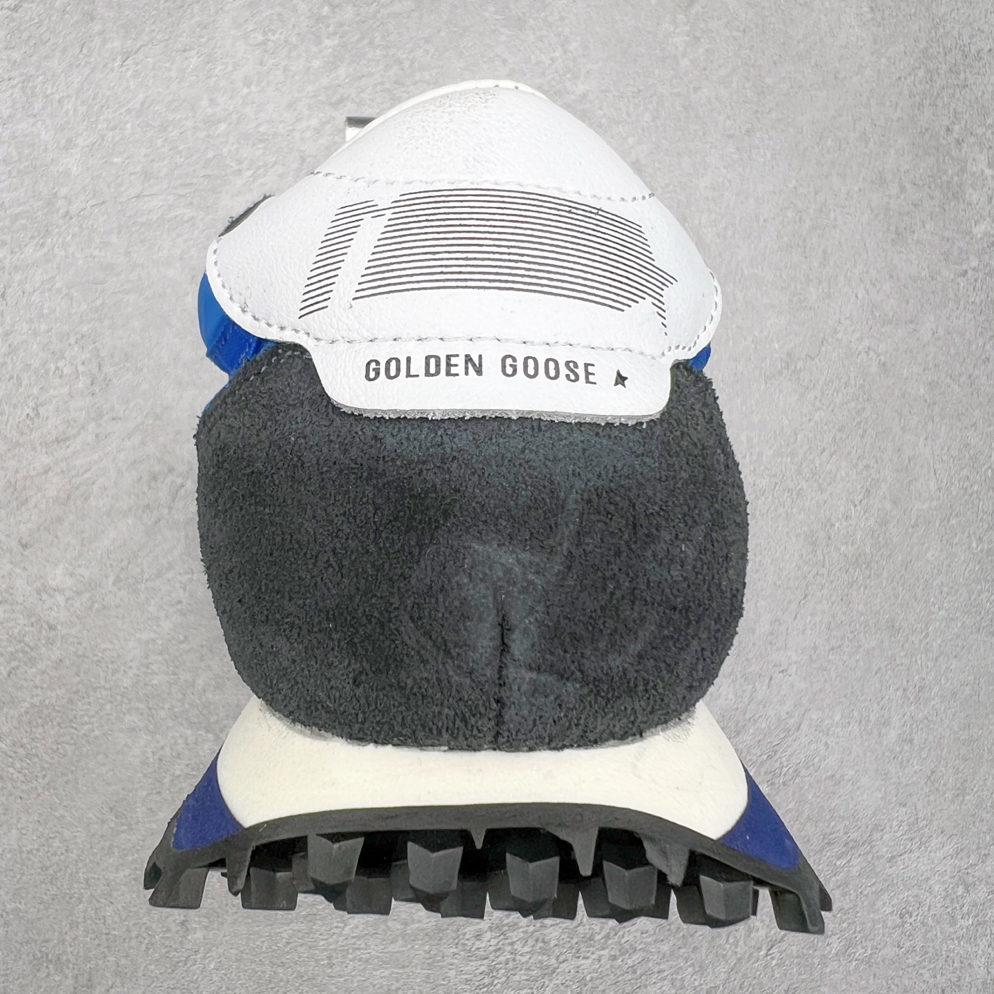 图片[8]-GGDB Golden Goose Marathon 复古运动鞋生活休闲鞋 火爆全网 陈伟霆宋雨琦 杨幂等各路明星纷纷上脚 该系列新品鞋履以1970年代的田径鞋为设计灵感，巧妙融入3D打印鞋尾装饰等前沿元素，既彰显了复古格调，又将这种怀旧感投射到未来。其鞋面采用多种精致材质打造，并推出银色、黑色、红色、皇家蓝和白色等多款经典配色以及全新限定黄色，侧边点缀以品牌标志性的星星图案。全新黄色款式的鞋面侧边保留了品牌标志性的橙色星星图案，配以灰色鞋头。不均匀染色的鞋带和带有星星图案的鞋底，为整体造型增添了独特的印象。呈现男女都可穿着的中性风格，谁都能拥有并追逐自己的梦想。尺码：35 36 37 38 39 40 41 42 43 44 45-选品中心