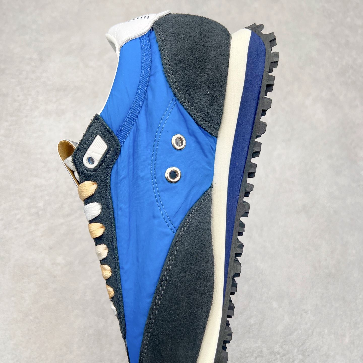 图片[7]-GGDB Golden Goose Marathon 复古运动鞋生活休闲鞋 火爆全网 陈伟霆宋雨琦 杨幂等各路明星纷纷上脚 该系列新品鞋履以1970年代的田径鞋为设计灵感，巧妙融入3D打印鞋尾装饰等前沿元素，既彰显了复古格调，又将这种怀旧感投射到未来。其鞋面采用多种精致材质打造，并推出银色、黑色、红色、皇家蓝和白色等多款经典配色以及全新限定黄色，侧边点缀以品牌标志性的星星图案。全新黄色款式的鞋面侧边保留了品牌标志性的橙色星星图案，配以灰色鞋头。不均匀染色的鞋带和带有星星图案的鞋底，为整体造型增添了独特的印象。呈现男女都可穿着的中性风格，谁都能拥有并追逐自己的梦想。尺码：35 36 37 38 39 40 41 42 43 44 45-选品中心