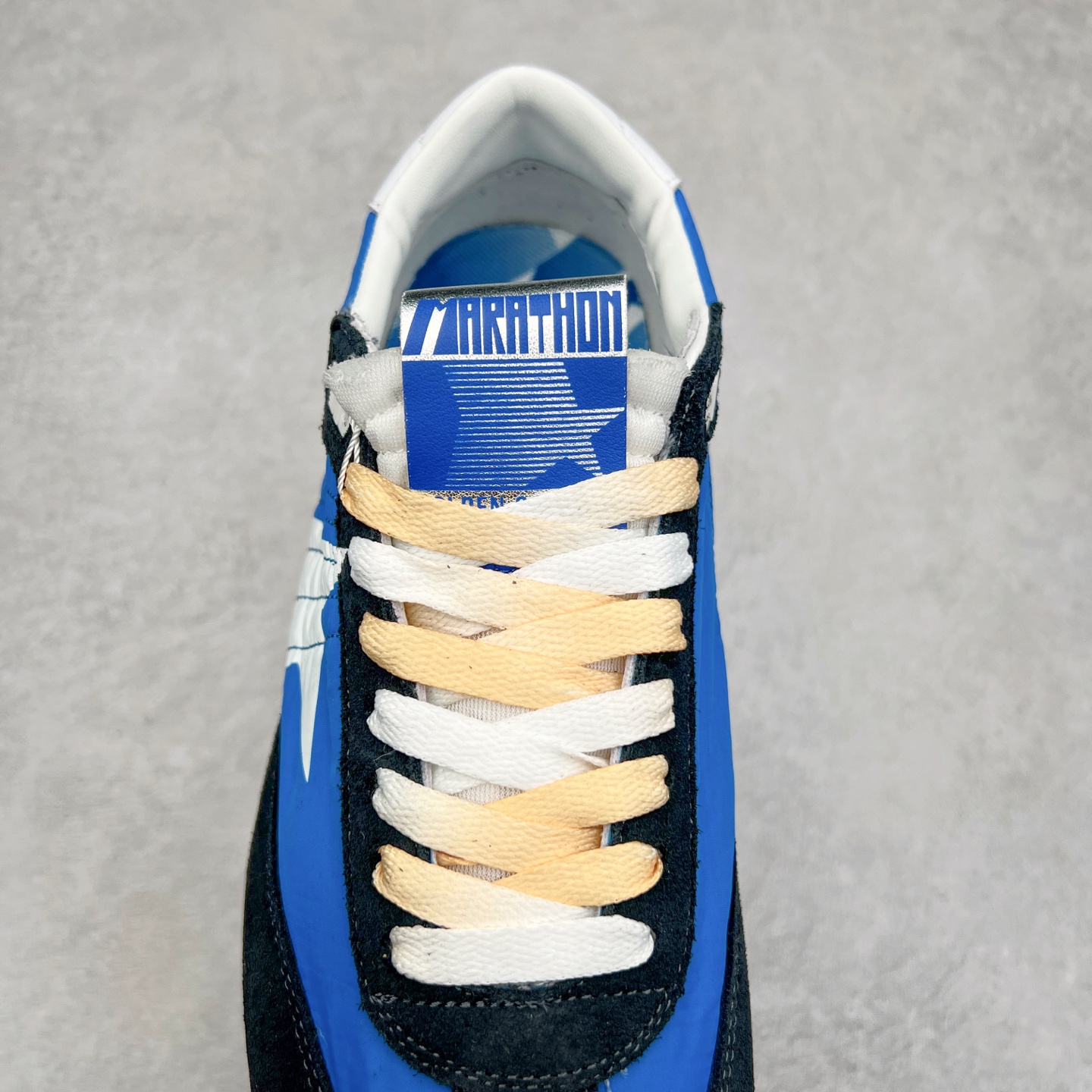 图片[5]-GGDB Golden Goose Marathon 复古运动鞋生活休闲鞋 火爆全网 陈伟霆宋雨琦 杨幂等各路明星纷纷上脚 该系列新品鞋履以1970年代的田径鞋为设计灵感，巧妙融入3D打印鞋尾装饰等前沿元素，既彰显了复古格调，又将这种怀旧感投射到未来。其鞋面采用多种精致材质打造，并推出银色、黑色、红色、皇家蓝和白色等多款经典配色以及全新限定黄色，侧边点缀以品牌标志性的星星图案。全新黄色款式的鞋面侧边保留了品牌标志性的橙色星星图案，配以灰色鞋头。不均匀染色的鞋带和带有星星图案的鞋底，为整体造型增添了独特的印象。呈现男女都可穿着的中性风格，谁都能拥有并追逐自己的梦想。尺码：35 36 37 38 39 40 41 42 43 44 45-选品中心