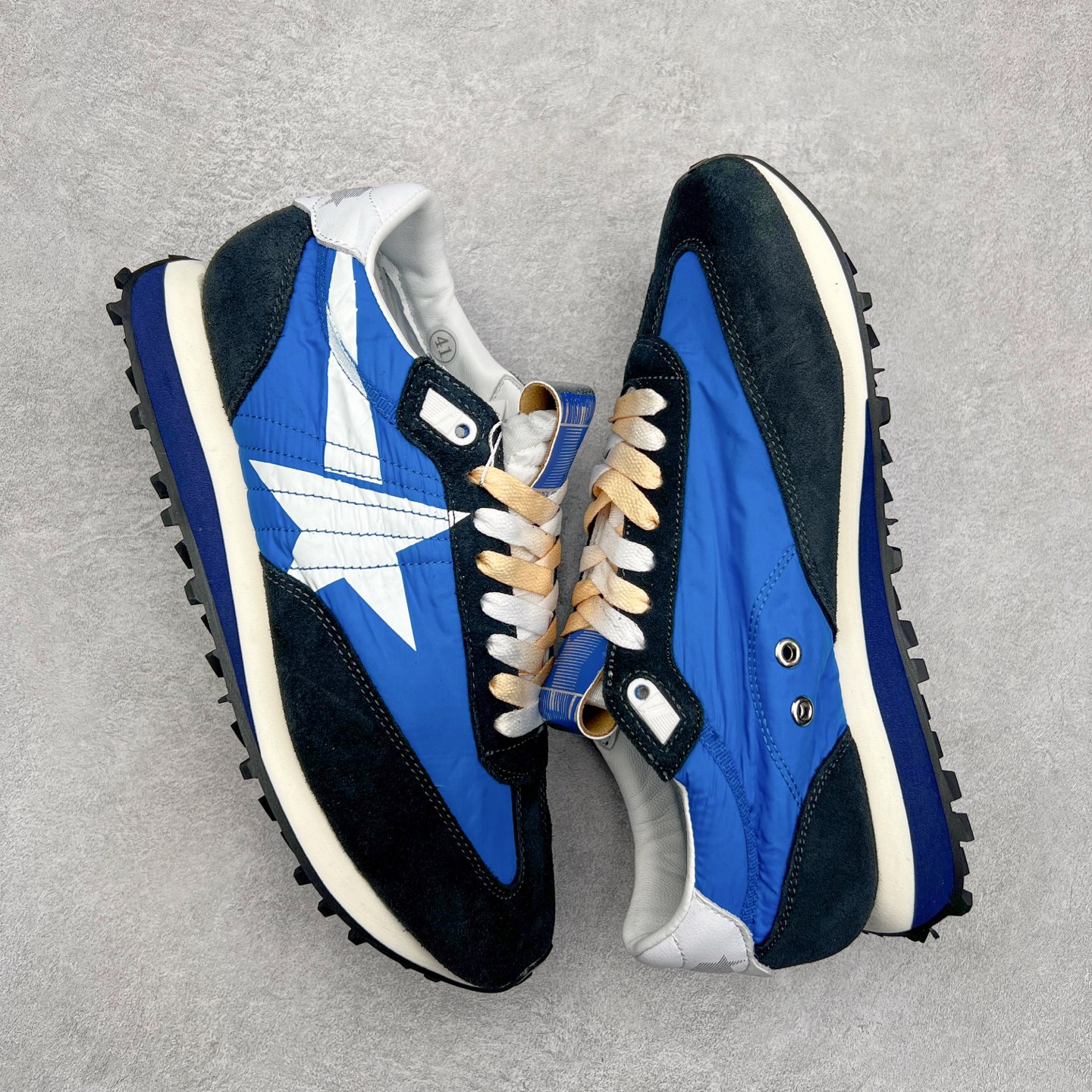 图片[3]-GGDB Golden Goose Marathon 复古运动鞋生活休闲鞋 火爆全网 陈伟霆宋雨琦 杨幂等各路明星纷纷上脚 该系列新品鞋履以1970年代的田径鞋为设计灵感，巧妙融入3D打印鞋尾装饰等前沿元素，既彰显了复古格调，又将这种怀旧感投射到未来。其鞋面采用多种精致材质打造，并推出银色、黑色、红色、皇家蓝和白色等多款经典配色以及全新限定黄色，侧边点缀以品牌标志性的星星图案。全新黄色款式的鞋面侧边保留了品牌标志性的橙色星星图案，配以灰色鞋头。不均匀染色的鞋带和带有星星图案的鞋底，为整体造型增添了独特的印象。呈现男女都可穿着的中性风格，谁都能拥有并追逐自己的梦想。尺码：35 36 37 38 39 40 41 42 43 44 45-选品中心