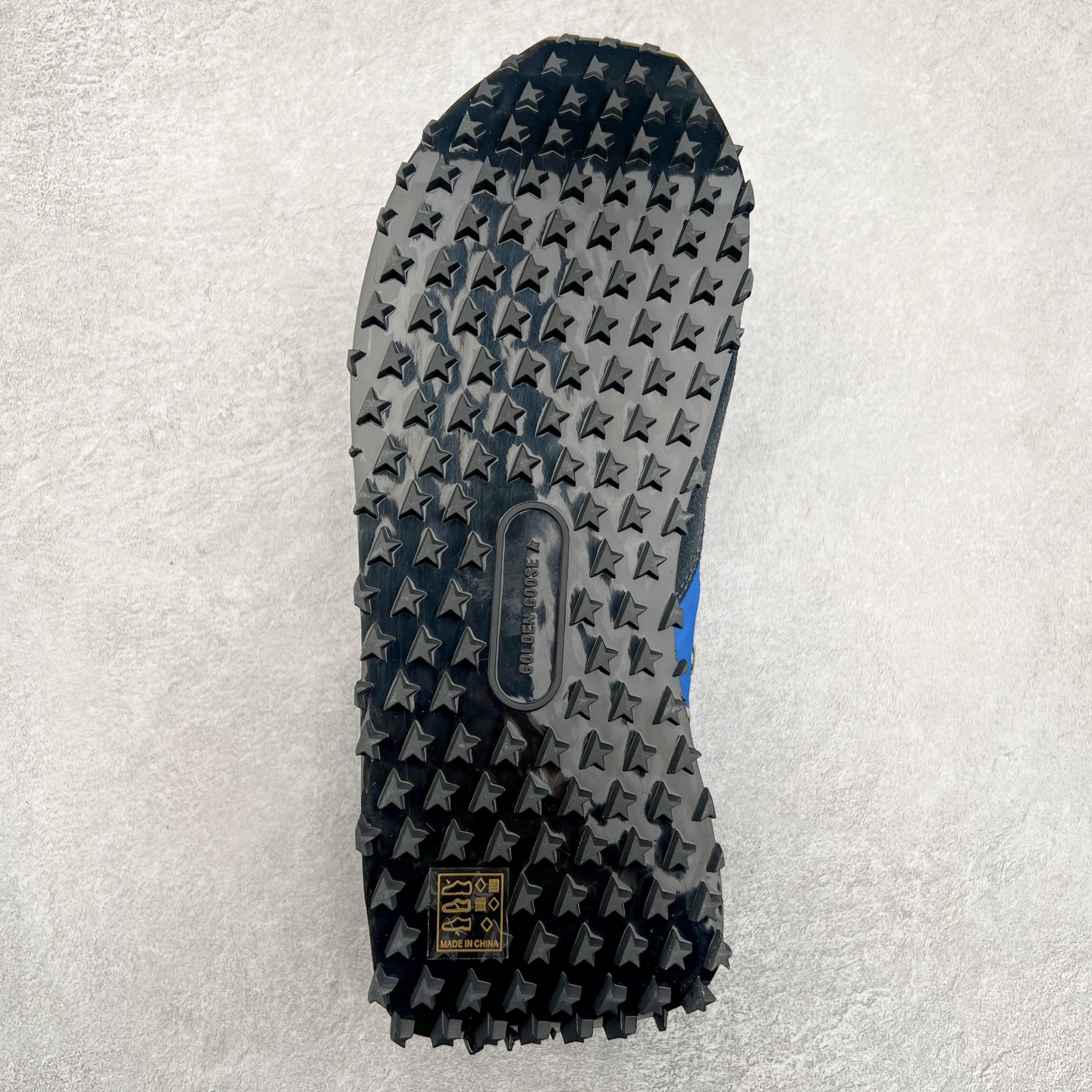 图片[9]-GGDB Golden Goose Marathon 复古运动鞋生活休闲鞋 火爆全网 陈伟霆宋雨琦 杨幂等各路明星纷纷上脚 该系列新品鞋履以1970年代的田径鞋为设计灵感，巧妙融入3D打印鞋尾装饰等前沿元素，既彰显了复古格调，又将这种怀旧感投射到未来。其鞋面采用多种精致材质打造，并推出银色、黑色、红色、皇家蓝和白色等多款经典配色以及全新限定黄色，侧边点缀以品牌标志性的星星图案。全新黄色款式的鞋面侧边保留了品牌标志性的橙色星星图案，配以灰色鞋头。不均匀染色的鞋带和带有星星图案的鞋底，为整体造型增添了独特的印象。呈现男女都可穿着的中性风格，谁都能拥有并追逐自己的梦想。尺码：35 36 37 38 39 40 41 42 43 44 45-选品中心