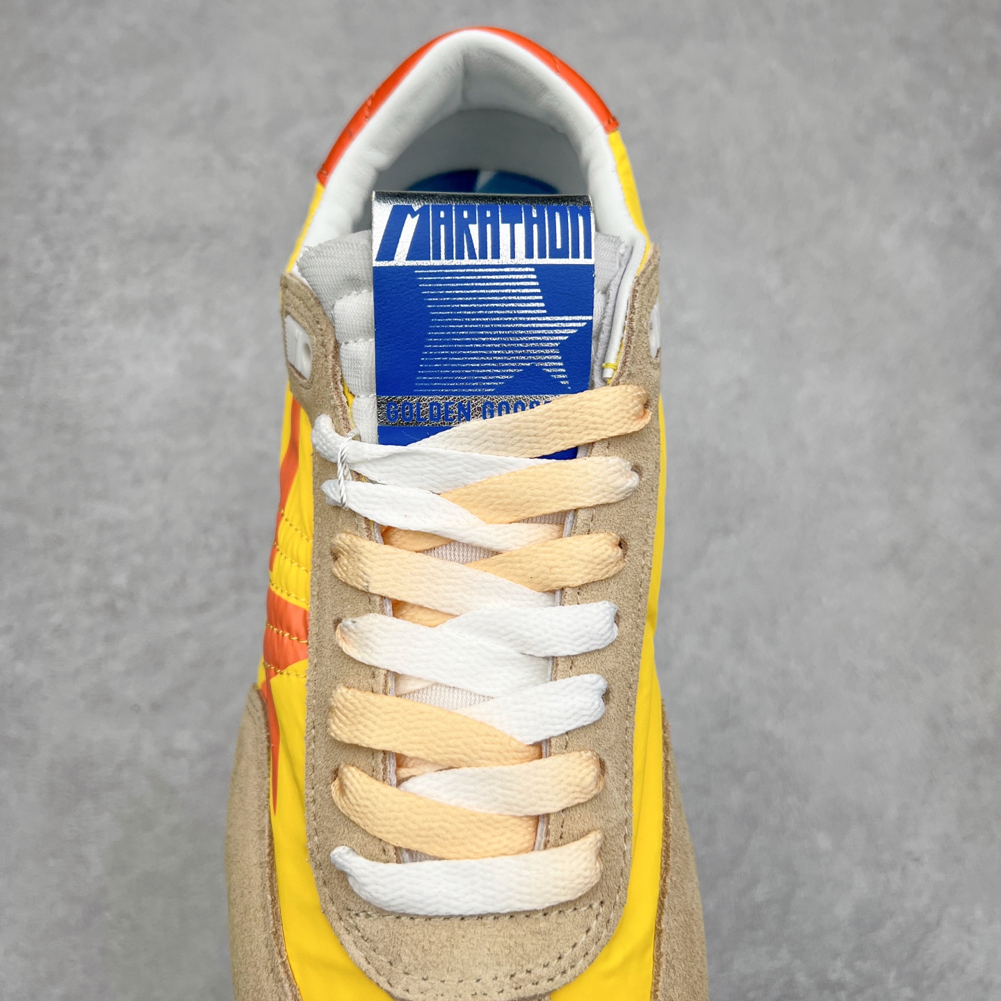 图片[5]-GGDB Golden Goose Marathon 复古运动鞋生活休闲鞋 火爆全网 陈伟霆宋雨琦 杨幂等各路明星纷纷上脚 该系列新品鞋履以1970年代的田径鞋为设计灵感，巧妙融入3D打印鞋尾装饰等前沿元素，既彰显了复古格调，又将这种怀旧感投射到未来。其鞋面采用多种精致材质打造，并推出银色、黑色、红色、皇家蓝和白色等多款经典配色以及全新限定黄色，侧边点缀以品牌标志性的星星图案。全新黄色款式的鞋面侧边保留了品牌标志性的橙色星星图案，配以灰色鞋头。不均匀染色的鞋带和带有星星图案的鞋底，为整体造型增添了独特的印象。呈现男女都可穿着的中性风格，谁都能拥有并追逐自己的梦想。尺码：35 36 37 38 39 40 41 42 43 44 45-选品中心