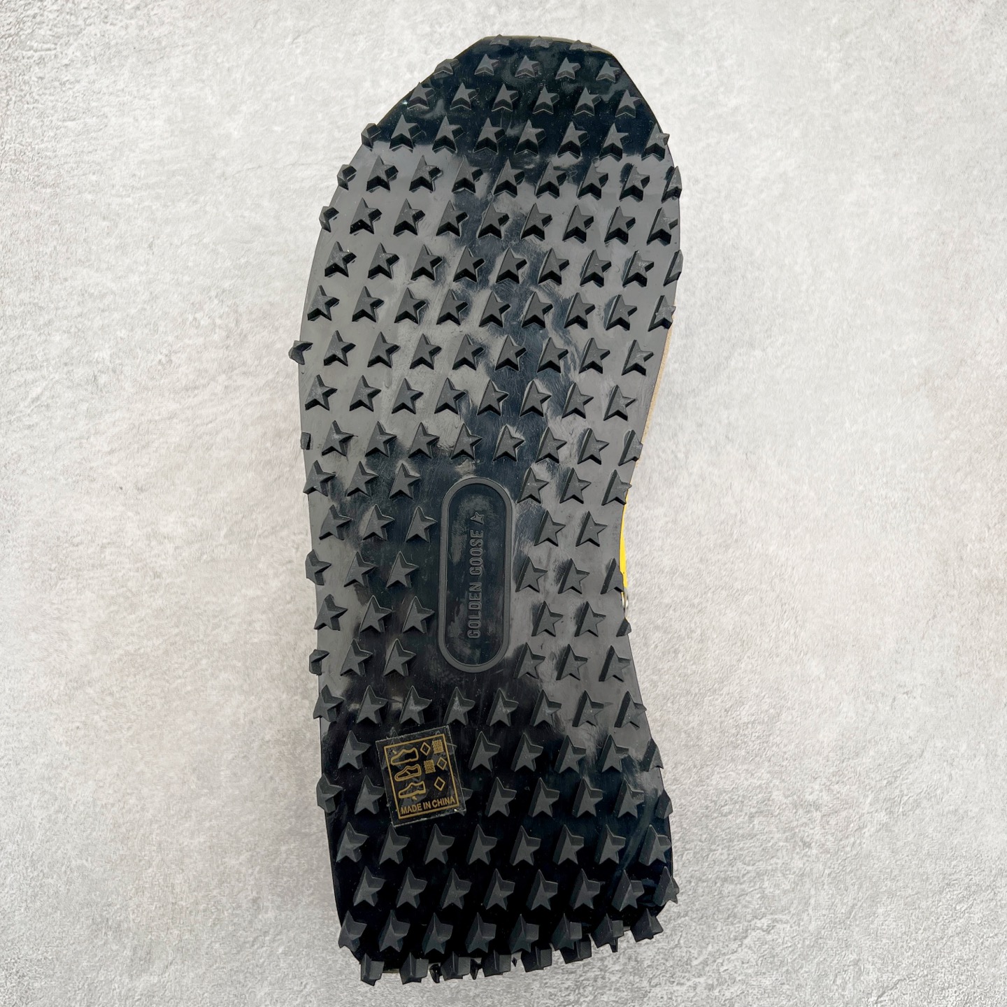 图片[9]-GGDB Golden Goose Marathon 复古运动鞋生活休闲鞋 火爆全网 陈伟霆宋雨琦 杨幂等各路明星纷纷上脚 该系列新品鞋履以1970年代的田径鞋为设计灵感，巧妙融入3D打印鞋尾装饰等前沿元素，既彰显了复古格调，又将这种怀旧感投射到未来。其鞋面采用多种精致材质打造，并推出银色、黑色、红色、皇家蓝和白色等多款经典配色以及全新限定黄色，侧边点缀以品牌标志性的星星图案。全新黄色款式的鞋面侧边保留了品牌标志性的橙色星星图案，配以灰色鞋头。不均匀染色的鞋带和带有星星图案的鞋底，为整体造型增添了独特的印象。呈现男女都可穿着的中性风格，谁都能拥有并追逐自己的梦想。尺码：35 36 37 38 39 40 41 42 43 44 45-选品中心