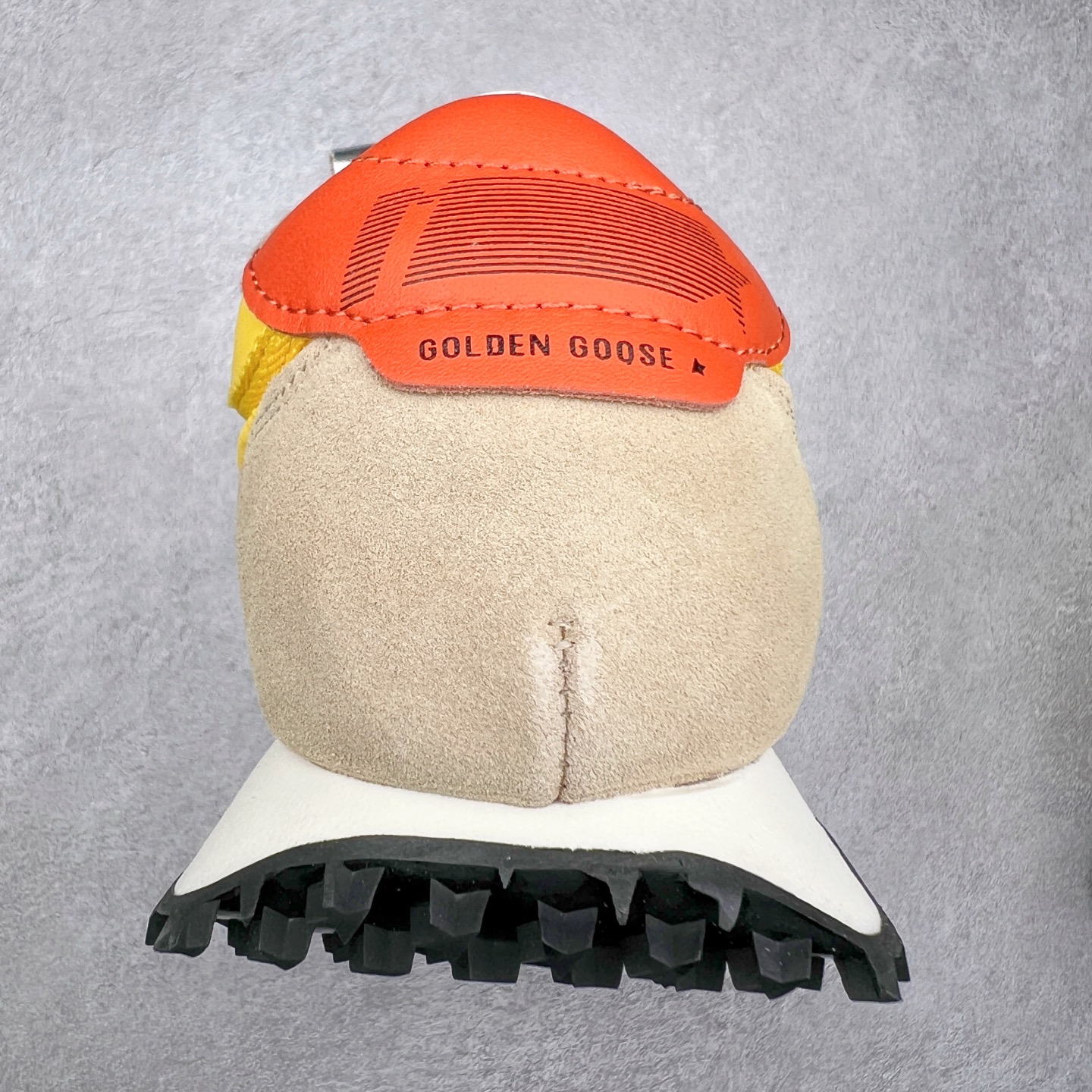 图片[8]-GGDB Golden Goose Marathon 复古运动鞋生活休闲鞋 火爆全网 陈伟霆宋雨琦 杨幂等各路明星纷纷上脚 该系列新品鞋履以1970年代的田径鞋为设计灵感，巧妙融入3D打印鞋尾装饰等前沿元素，既彰显了复古格调，又将这种怀旧感投射到未来。其鞋面采用多种精致材质打造，并推出银色、黑色、红色、皇家蓝和白色等多款经典配色以及全新限定黄色，侧边点缀以品牌标志性的星星图案。全新黄色款式的鞋面侧边保留了品牌标志性的橙色星星图案，配以灰色鞋头。不均匀染色的鞋带和带有星星图案的鞋底，为整体造型增添了独特的印象。呈现男女都可穿着的中性风格，谁都能拥有并追逐自己的梦想。尺码：35 36 37 38 39 40 41 42 43 44 45-选品中心