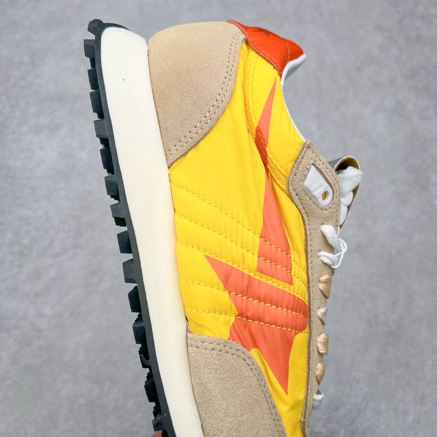 图片[6]-GGDB Golden Goose Marathon 复古运动鞋生活休闲鞋 火爆全网 陈伟霆宋雨琦 杨幂等各路明星纷纷上脚 该系列新品鞋履以1970年代的田径鞋为设计灵感，巧妙融入3D打印鞋尾装饰等前沿元素，既彰显了复古格调，又将这种怀旧感投射到未来。其鞋面采用多种精致材质打造，并推出银色、黑色、红色、皇家蓝和白色等多款经典配色以及全新限定黄色，侧边点缀以品牌标志性的星星图案。全新黄色款式的鞋面侧边保留了品牌标志性的橙色星星图案，配以灰色鞋头。不均匀染色的鞋带和带有星星图案的鞋底，为整体造型增添了独特的印象。呈现男女都可穿着的中性风格，谁都能拥有并追逐自己的梦想。尺码：35 36 37 38 39 40 41 42 43 44 45-选品中心