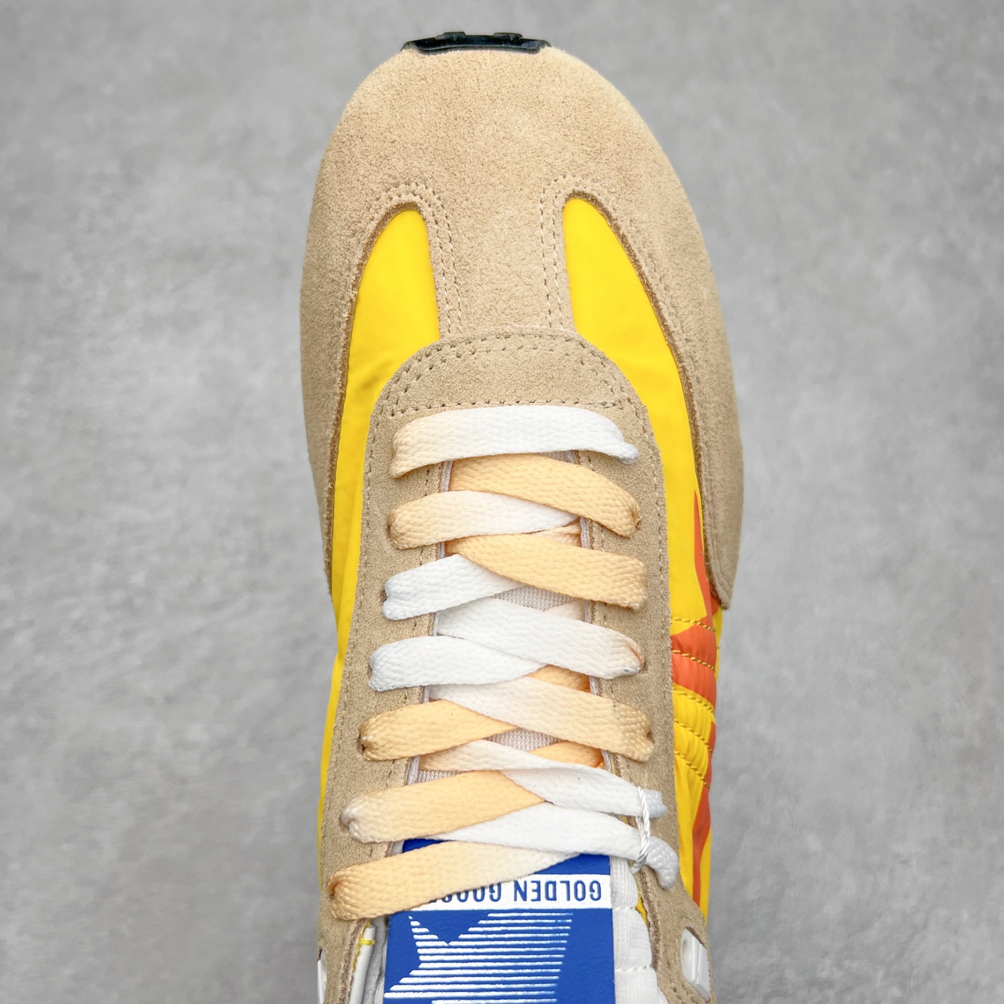 图片[4]-GGDB Golden Goose Marathon 复古运动鞋生活休闲鞋 火爆全网 陈伟霆宋雨琦 杨幂等各路明星纷纷上脚 该系列新品鞋履以1970年代的田径鞋为设计灵感，巧妙融入3D打印鞋尾装饰等前沿元素，既彰显了复古格调，又将这种怀旧感投射到未来。其鞋面采用多种精致材质打造，并推出银色、黑色、红色、皇家蓝和白色等多款经典配色以及全新限定黄色，侧边点缀以品牌标志性的星星图案。全新黄色款式的鞋面侧边保留了品牌标志性的橙色星星图案，配以灰色鞋头。不均匀染色的鞋带和带有星星图案的鞋底，为整体造型增添了独特的印象。呈现男女都可穿着的中性风格，谁都能拥有并追逐自己的梦想。尺码：35 36 37 38 39 40 41 42 43 44 45-选品中心