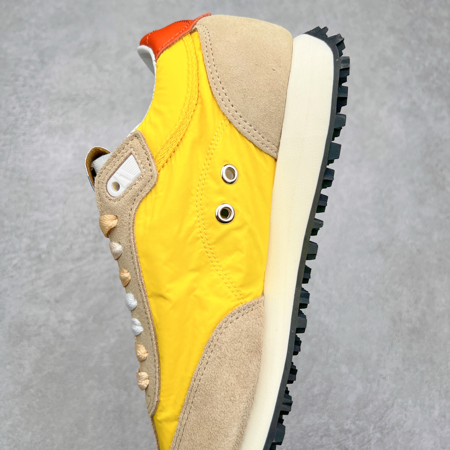 图片[7]-GGDB Golden Goose Marathon 复古运动鞋生活休闲鞋 火爆全网 陈伟霆宋雨琦 杨幂等各路明星纷纷上脚 该系列新品鞋履以1970年代的田径鞋为设计灵感，巧妙融入3D打印鞋尾装饰等前沿元素，既彰显了复古格调，又将这种怀旧感投射到未来。其鞋面采用多种精致材质打造，并推出银色、黑色、红色、皇家蓝和白色等多款经典配色以及全新限定黄色，侧边点缀以品牌标志性的星星图案。全新黄色款式的鞋面侧边保留了品牌标志性的橙色星星图案，配以灰色鞋头。不均匀染色的鞋带和带有星星图案的鞋底，为整体造型增添了独特的印象。呈现男女都可穿着的中性风格，谁都能拥有并追逐自己的梦想。尺码：35 36 37 38 39 40 41 42 43 44 45-选品中心