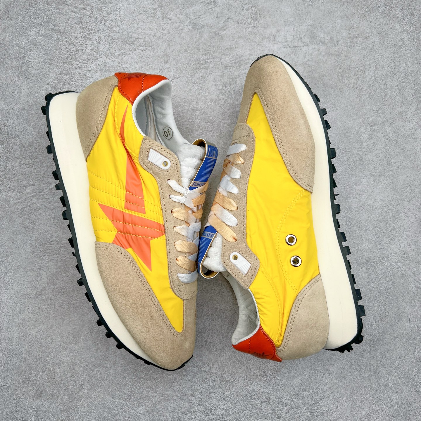 图片[3]-GGDB Golden Goose Marathon 复古运动鞋生活休闲鞋 火爆全网 陈伟霆宋雨琦 杨幂等各路明星纷纷上脚 该系列新品鞋履以1970年代的田径鞋为设计灵感，巧妙融入3D打印鞋尾装饰等前沿元素，既彰显了复古格调，又将这种怀旧感投射到未来。其鞋面采用多种精致材质打造，并推出银色、黑色、红色、皇家蓝和白色等多款经典配色以及全新限定黄色，侧边点缀以品牌标志性的星星图案。全新黄色款式的鞋面侧边保留了品牌标志性的橙色星星图案，配以灰色鞋头。不均匀染色的鞋带和带有星星图案的鞋底，为整体造型增添了独特的印象。呈现男女都可穿着的中性风格，谁都能拥有并追逐自己的梦想。尺码：35 36 37 38 39 40 41 42 43 44 45-选品中心