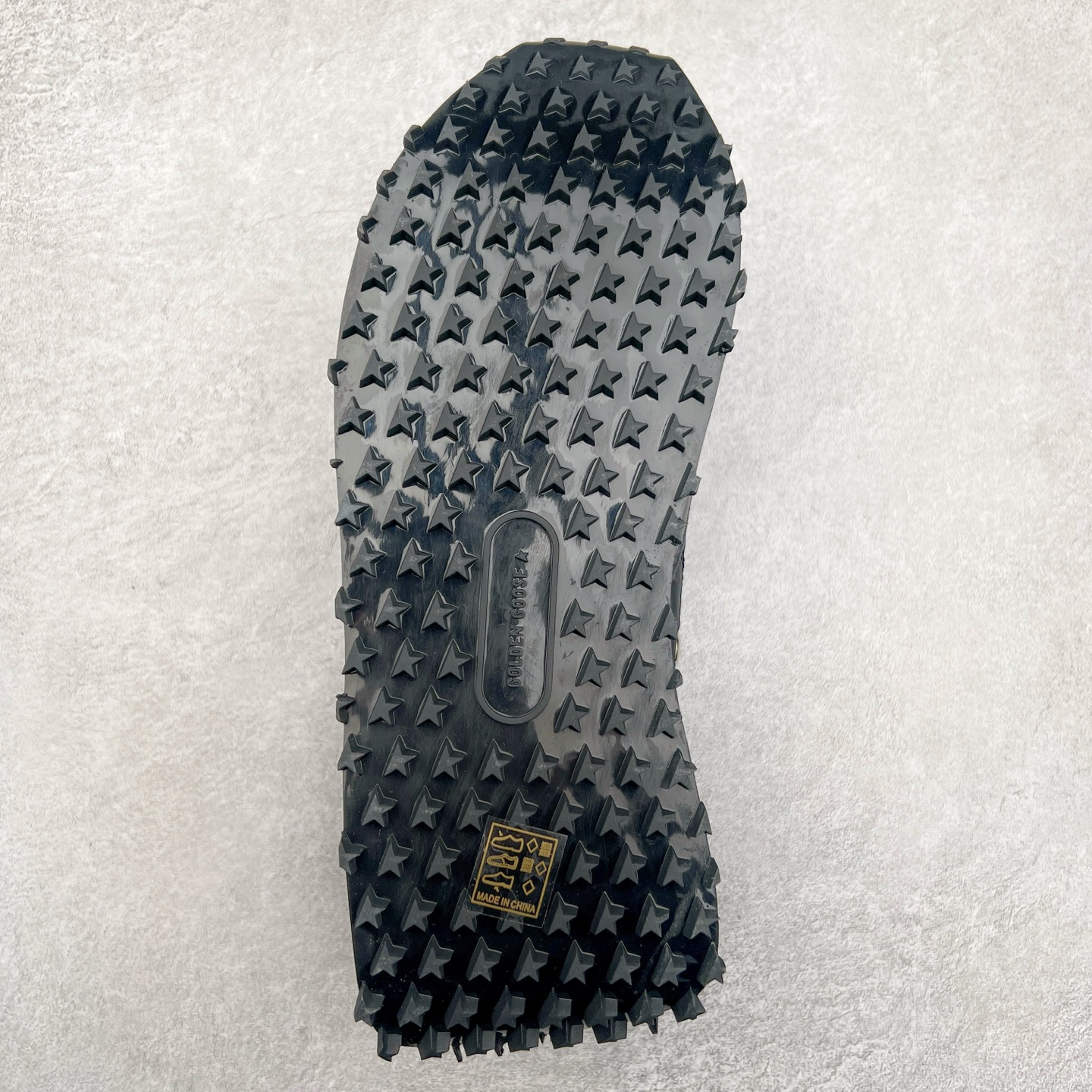 图片[9]-GGDB Golden Goose Marathon 复古运动鞋生活休闲鞋 火爆全网 陈伟霆宋雨琦 杨幂等各路明星纷纷上脚 该系列新品鞋履以1970年代的田径鞋为设计灵感，巧妙融入3D打印鞋尾装饰等前沿元素，既彰显了复古格调，又将这种怀旧感投射到未来。其鞋面采用多种精致材质打造，并推出银色、黑色、红色、皇家蓝和白色等多款经典配色以及全新限定黄色，侧边点缀以品牌标志性的星星图案。全新黄色款式的鞋面侧边保留了品牌标志性的橙色星星图案，配以灰色鞋头。不均匀染色的鞋带和带有星星图案的鞋底，为整体造型增添了独特的印象。呈现男女都可穿着的中性风格，谁都能拥有并追逐自己的梦想。尺码：35 36 37 38 39 40 41 42 43 44 45-选品中心