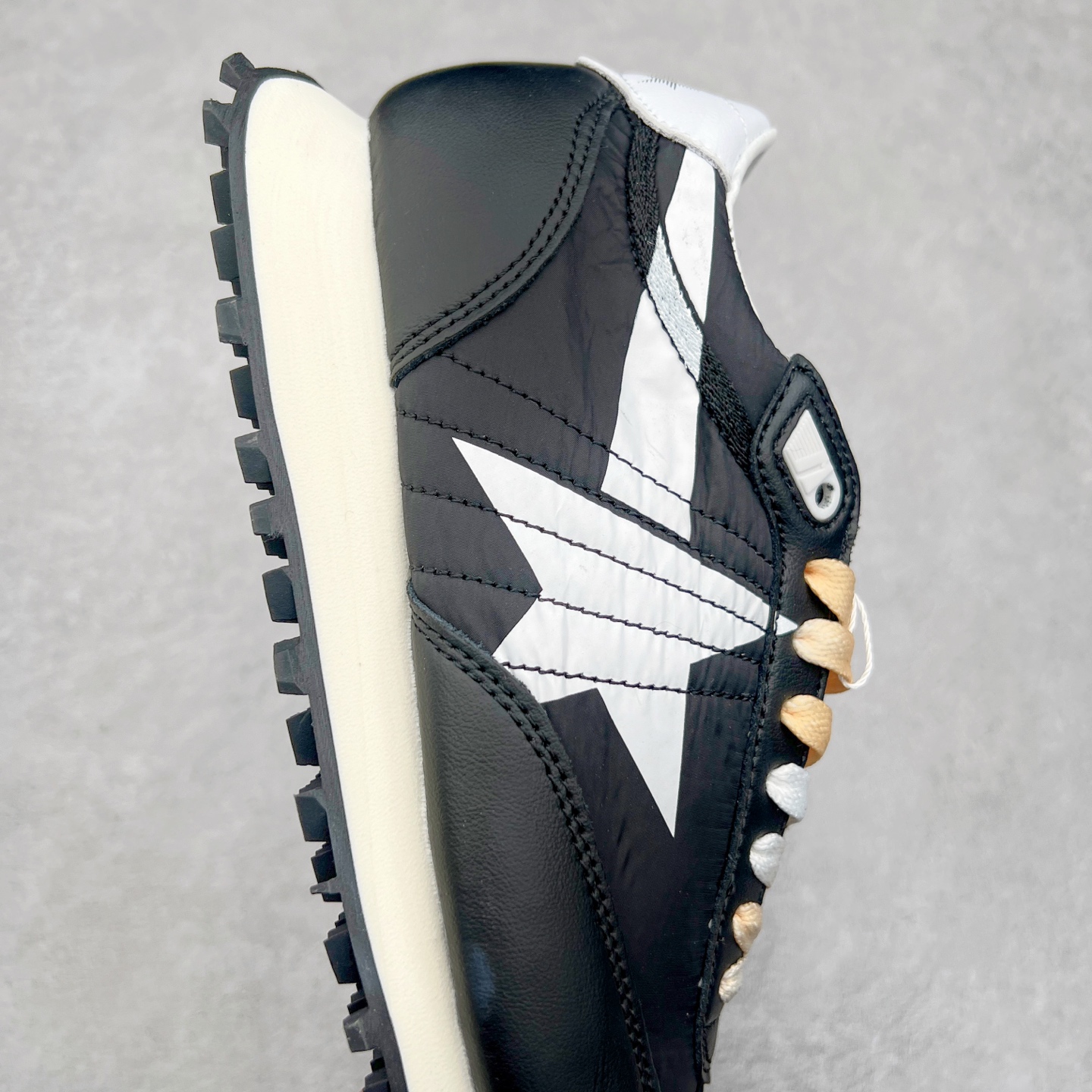 图片[6]-GGDB Golden Goose Marathon 复古运动鞋生活休闲鞋 火爆全网 陈伟霆宋雨琦 杨幂等各路明星纷纷上脚 该系列新品鞋履以1970年代的田径鞋为设计灵感，巧妙融入3D打印鞋尾装饰等前沿元素，既彰显了复古格调，又将这种怀旧感投射到未来。其鞋面采用多种精致材质打造，并推出银色、黑色、红色、皇家蓝和白色等多款经典配色以及全新限定黄色，侧边点缀以品牌标志性的星星图案。全新黄色款式的鞋面侧边保留了品牌标志性的橙色星星图案，配以灰色鞋头。不均匀染色的鞋带和带有星星图案的鞋底，为整体造型增添了独特的印象。呈现男女都可穿着的中性风格，谁都能拥有并追逐自己的梦想。尺码：35 36 37 38 39 40 41 42 43 44 45-选品中心