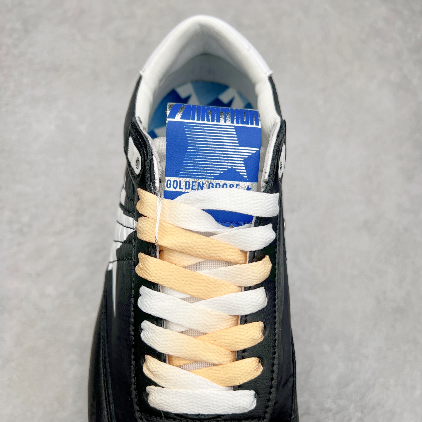 图片[5]-GGDB Golden Goose Marathon 复古运动鞋生活休闲鞋 火爆全网 陈伟霆宋雨琦 杨幂等各路明星纷纷上脚 该系列新品鞋履以1970年代的田径鞋为设计灵感，巧妙融入3D打印鞋尾装饰等前沿元素，既彰显了复古格调，又将这种怀旧感投射到未来。其鞋面采用多种精致材质打造，并推出银色、黑色、红色、皇家蓝和白色等多款经典配色以及全新限定黄色，侧边点缀以品牌标志性的星星图案。全新黄色款式的鞋面侧边保留了品牌标志性的橙色星星图案，配以灰色鞋头。不均匀染色的鞋带和带有星星图案的鞋底，为整体造型增添了独特的印象。呈现男女都可穿着的中性风格，谁都能拥有并追逐自己的梦想。尺码：35 36 37 38 39 40 41 42 43 44 45-选品中心