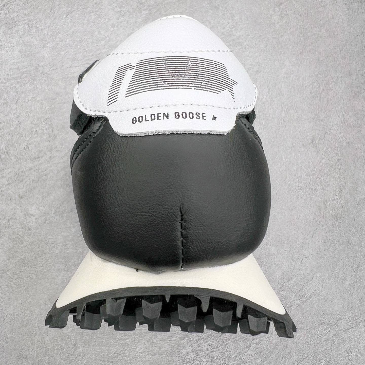 图片[8]-GGDB Golden Goose Marathon 复古运动鞋生活休闲鞋 火爆全网 陈伟霆宋雨琦 杨幂等各路明星纷纷上脚 该系列新品鞋履以1970年代的田径鞋为设计灵感，巧妙融入3D打印鞋尾装饰等前沿元素，既彰显了复古格调，又将这种怀旧感投射到未来。其鞋面采用多种精致材质打造，并推出银色、黑色、红色、皇家蓝和白色等多款经典配色以及全新限定黄色，侧边点缀以品牌标志性的星星图案。全新黄色款式的鞋面侧边保留了品牌标志性的橙色星星图案，配以灰色鞋头。不均匀染色的鞋带和带有星星图案的鞋底，为整体造型增添了独特的印象。呈现男女都可穿着的中性风格，谁都能拥有并追逐自己的梦想。尺码：35 36 37 38 39 40 41 42 43 44 45-选品中心