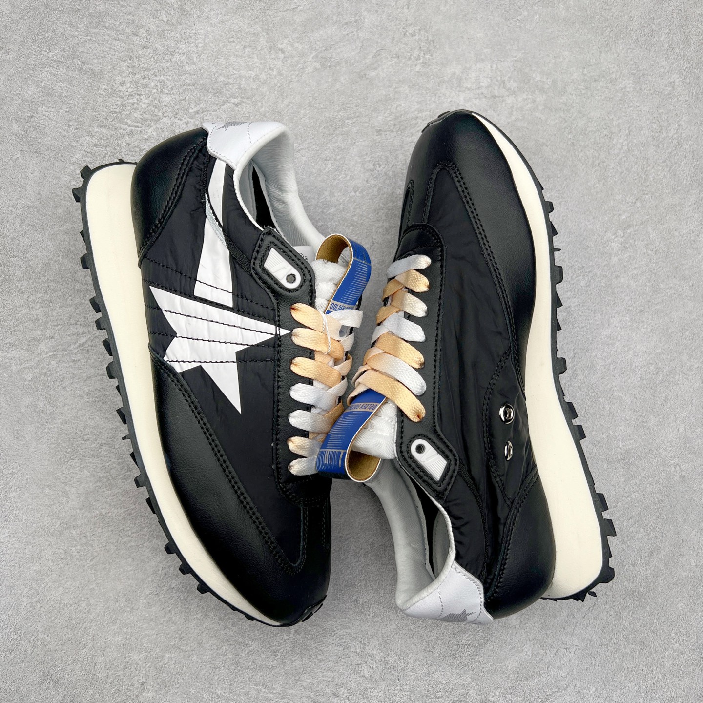 图片[3]-GGDB Golden Goose Marathon 复古运动鞋生活休闲鞋 火爆全网 陈伟霆宋雨琦 杨幂等各路明星纷纷上脚 该系列新品鞋履以1970年代的田径鞋为设计灵感，巧妙融入3D打印鞋尾装饰等前沿元素，既彰显了复古格调，又将这种怀旧感投射到未来。其鞋面采用多种精致材质打造，并推出银色、黑色、红色、皇家蓝和白色等多款经典配色以及全新限定黄色，侧边点缀以品牌标志性的星星图案。全新黄色款式的鞋面侧边保留了品牌标志性的橙色星星图案，配以灰色鞋头。不均匀染色的鞋带和带有星星图案的鞋底，为整体造型增添了独特的印象。呈现男女都可穿着的中性风格，谁都能拥有并追逐自己的梦想。尺码：35 36 37 38 39 40 41 42 43 44 45-选品中心