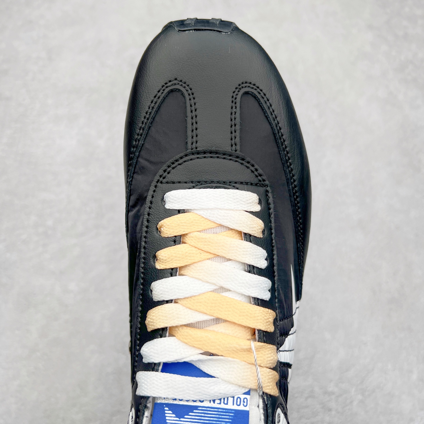 图片[4]-GGDB Golden Goose Marathon 复古运动鞋生活休闲鞋 火爆全网 陈伟霆宋雨琦 杨幂等各路明星纷纷上脚 该系列新品鞋履以1970年代的田径鞋为设计灵感，巧妙融入3D打印鞋尾装饰等前沿元素，既彰显了复古格调，又将这种怀旧感投射到未来。其鞋面采用多种精致材质打造，并推出银色、黑色、红色、皇家蓝和白色等多款经典配色以及全新限定黄色，侧边点缀以品牌标志性的星星图案。全新黄色款式的鞋面侧边保留了品牌标志性的橙色星星图案，配以灰色鞋头。不均匀染色的鞋带和带有星星图案的鞋底，为整体造型增添了独特的印象。呈现男女都可穿着的中性风格，谁都能拥有并追逐自己的梦想。尺码：35 36 37 38 39 40 41 42 43 44 45-选品中心