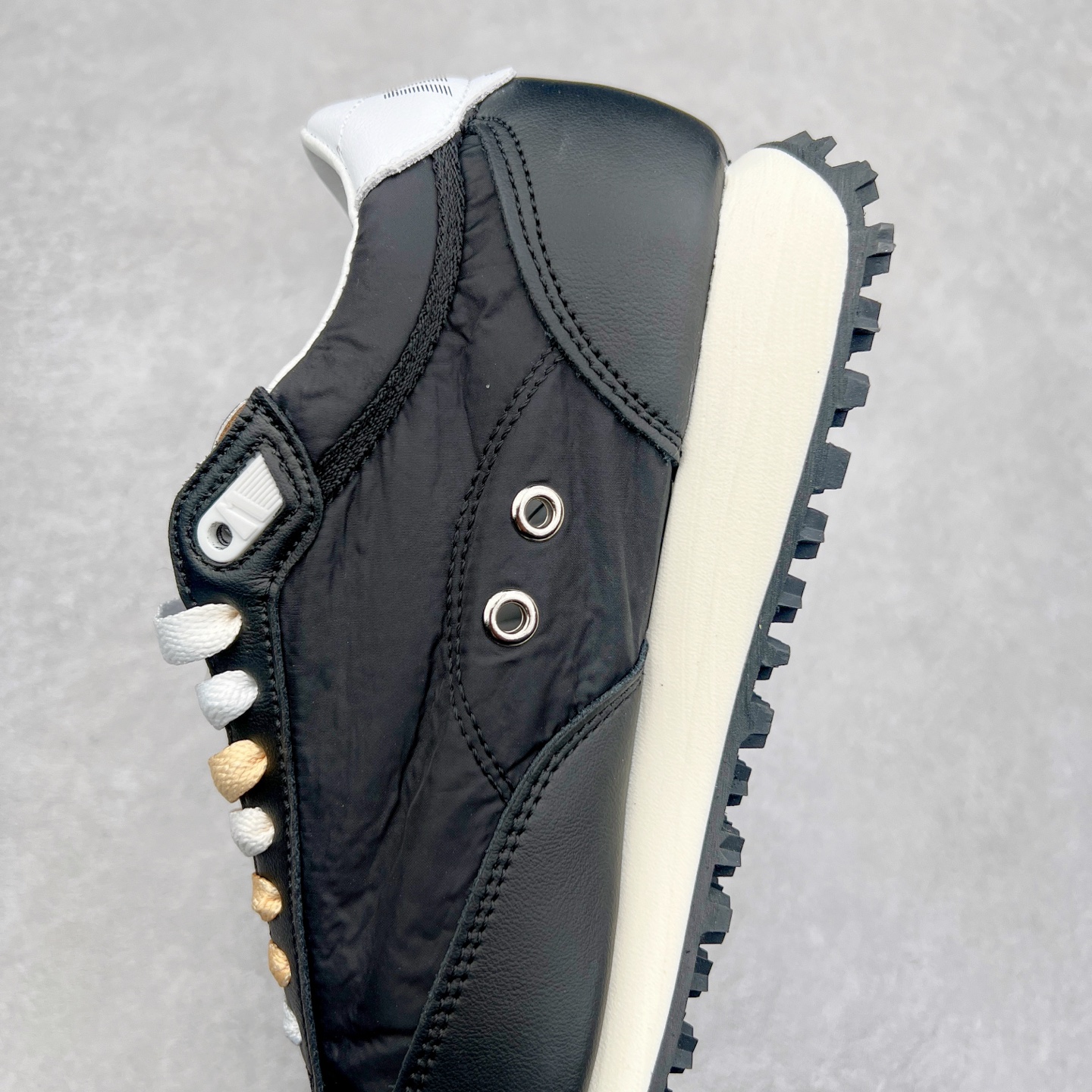 图片[7]-GGDB Golden Goose Marathon 复古运动鞋生活休闲鞋 火爆全网 陈伟霆宋雨琦 杨幂等各路明星纷纷上脚 该系列新品鞋履以1970年代的田径鞋为设计灵感，巧妙融入3D打印鞋尾装饰等前沿元素，既彰显了复古格调，又将这种怀旧感投射到未来。其鞋面采用多种精致材质打造，并推出银色、黑色、红色、皇家蓝和白色等多款经典配色以及全新限定黄色，侧边点缀以品牌标志性的星星图案。全新黄色款式的鞋面侧边保留了品牌标志性的橙色星星图案，配以灰色鞋头。不均匀染色的鞋带和带有星星图案的鞋底，为整体造型增添了独特的印象。呈现男女都可穿着的中性风格，谁都能拥有并追逐自己的梦想。尺码：35 36 37 38 39 40 41 42 43 44 45-选品中心