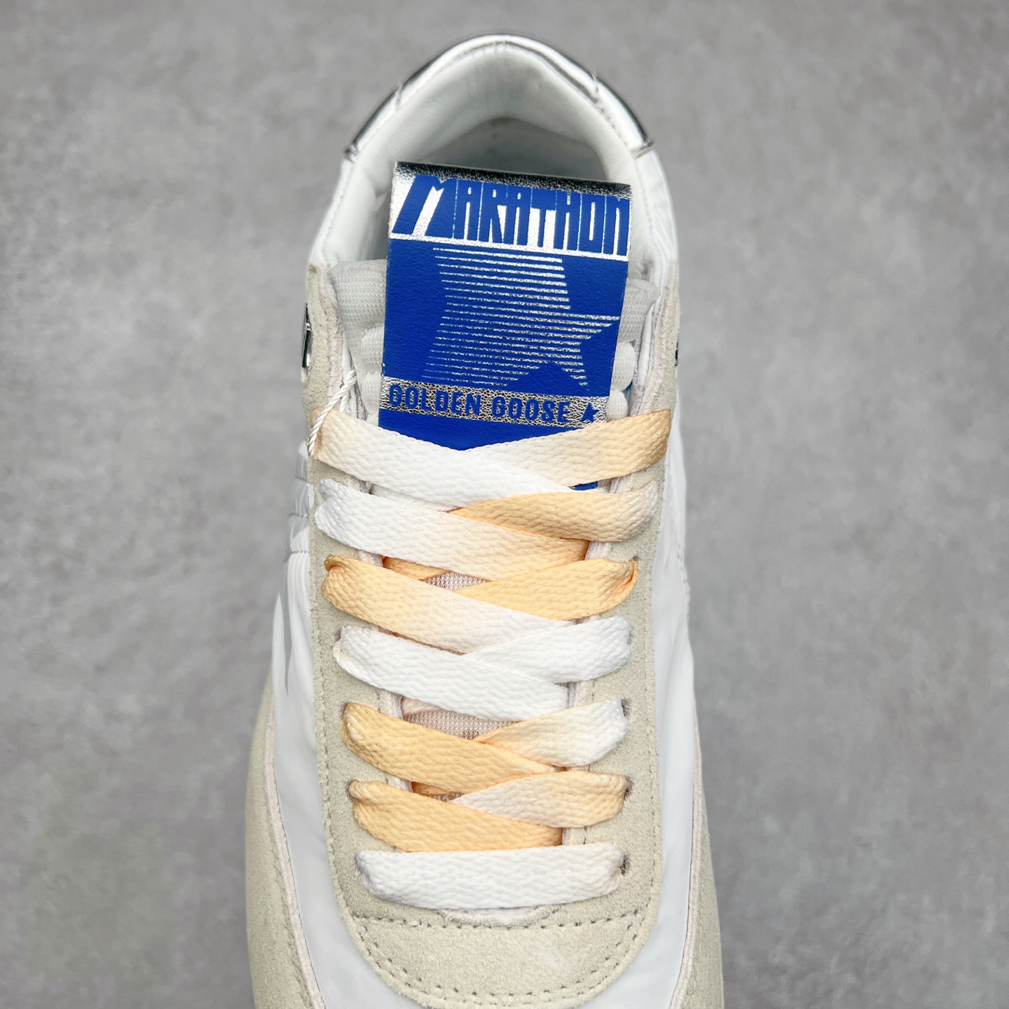 图片[5]-GGDB Golden Goose Marathon 复古运动鞋生活休闲鞋 火爆全网 陈伟霆宋雨琦 杨幂等各路明星纷纷上脚 该系列新品鞋履以1970年代的田径鞋为设计灵感，巧妙融入3D打印鞋尾装饰等前沿元素，既彰显了复古格调，又将这种怀旧感投射到未来。其鞋面采用多种精致材质打造，并推出银色、黑色、红色、皇家蓝和白色等多款经典配色以及全新限定黄色，侧边点缀以品牌标志性的星星图案。全新黄色款式的鞋面侧边保留了品牌标志性的橙色星星图案，配以灰色鞋头。不均匀染色的鞋带和带有星星图案的鞋底，为整体造型增添了独特的印象。呈现男女都可穿着的中性风格，谁都能拥有并追逐自己的梦想。尺码：35 36 37 38 39 40 41 42 43 44 45-选品中心