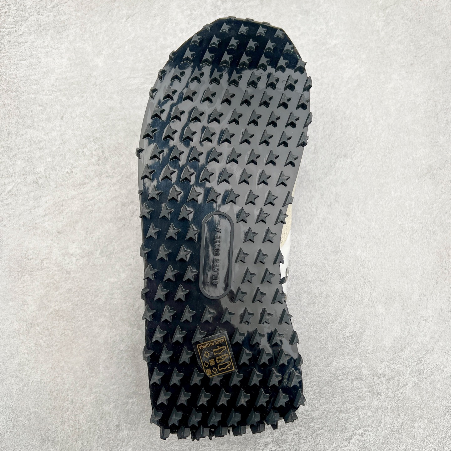 图片[9]-GGDB Golden Goose Marathon 复古运动鞋生活休闲鞋 火爆全网 陈伟霆宋雨琦 杨幂等各路明星纷纷上脚 该系列新品鞋履以1970年代的田径鞋为设计灵感，巧妙融入3D打印鞋尾装饰等前沿元素，既彰显了复古格调，又将这种怀旧感投射到未来。其鞋面采用多种精致材质打造，并推出银色、黑色、红色、皇家蓝和白色等多款经典配色以及全新限定黄色，侧边点缀以品牌标志性的星星图案。全新黄色款式的鞋面侧边保留了品牌标志性的橙色星星图案，配以灰色鞋头。不均匀染色的鞋带和带有星星图案的鞋底，为整体造型增添了独特的印象。呈现男女都可穿着的中性风格，谁都能拥有并追逐自己的梦想。尺码：35 36 37 38 39 40 41 42 43 44 45-选品中心