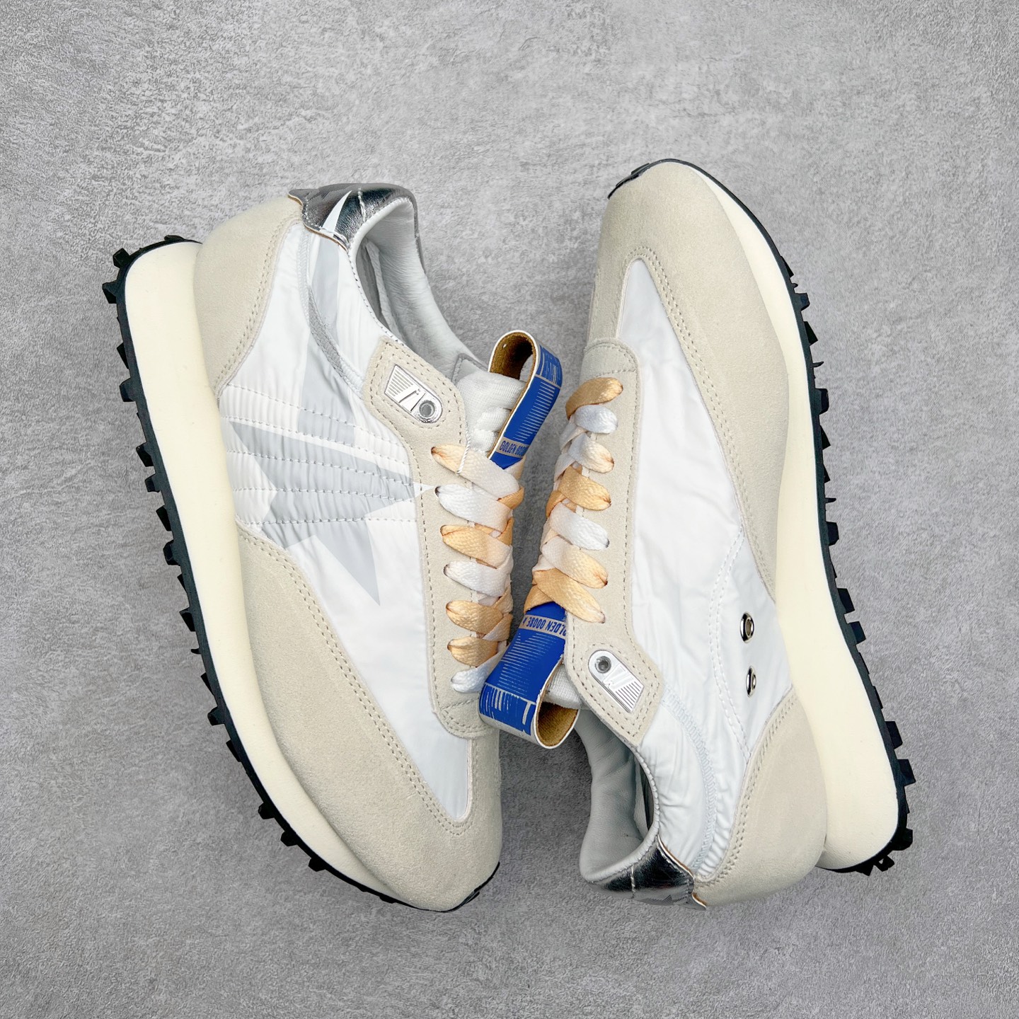 图片[3]-GGDB Golden Goose Marathon 复古运动鞋生活休闲鞋 火爆全网 陈伟霆宋雨琦 杨幂等各路明星纷纷上脚 该系列新品鞋履以1970年代的田径鞋为设计灵感，巧妙融入3D打印鞋尾装饰等前沿元素，既彰显了复古格调，又将这种怀旧感投射到未来。其鞋面采用多种精致材质打造，并推出银色、黑色、红色、皇家蓝和白色等多款经典配色以及全新限定黄色，侧边点缀以品牌标志性的星星图案。全新黄色款式的鞋面侧边保留了品牌标志性的橙色星星图案，配以灰色鞋头。不均匀染色的鞋带和带有星星图案的鞋底，为整体造型增添了独特的印象。呈现男女都可穿着的中性风格，谁都能拥有并追逐自己的梦想。尺码：35 36 37 38 39 40 41 42 43 44 45-选品中心