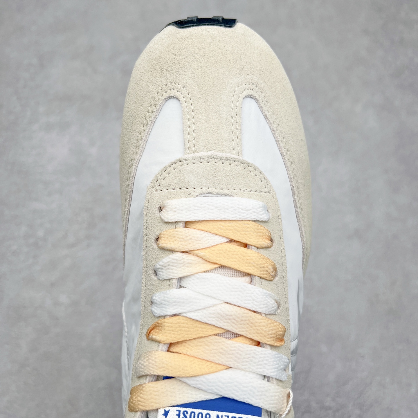 图片[4]-GGDB Golden Goose Marathon 复古运动鞋生活休闲鞋 火爆全网 陈伟霆宋雨琦 杨幂等各路明星纷纷上脚 该系列新品鞋履以1970年代的田径鞋为设计灵感，巧妙融入3D打印鞋尾装饰等前沿元素，既彰显了复古格调，又将这种怀旧感投射到未来。其鞋面采用多种精致材质打造，并推出银色、黑色、红色、皇家蓝和白色等多款经典配色以及全新限定黄色，侧边点缀以品牌标志性的星星图案。全新黄色款式的鞋面侧边保留了品牌标志性的橙色星星图案，配以灰色鞋头。不均匀染色的鞋带和带有星星图案的鞋底，为整体造型增添了独特的印象。呈现男女都可穿着的中性风格，谁都能拥有并追逐自己的梦想。尺码：35 36 37 38 39 40 41 42 43 44 45-选品中心