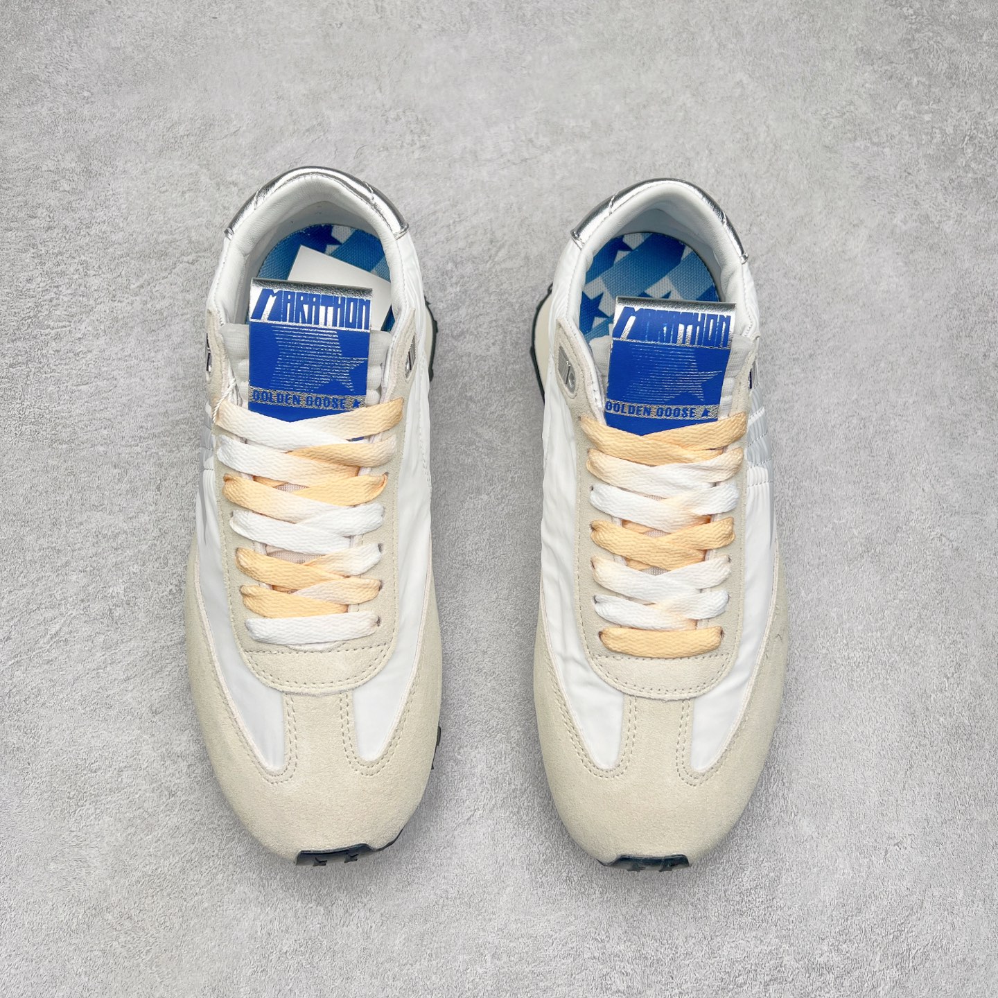 图片[2]-GGDB Golden Goose Marathon 复古运动鞋生活休闲鞋 火爆全网 陈伟霆宋雨琦 杨幂等各路明星纷纷上脚 该系列新品鞋履以1970年代的田径鞋为设计灵感，巧妙融入3D打印鞋尾装饰等前沿元素，既彰显了复古格调，又将这种怀旧感投射到未来。其鞋面采用多种精致材质打造，并推出银色、黑色、红色、皇家蓝和白色等多款经典配色以及全新限定黄色，侧边点缀以品牌标志性的星星图案。全新黄色款式的鞋面侧边保留了品牌标志性的橙色星星图案，配以灰色鞋头。不均匀染色的鞋带和带有星星图案的鞋底，为整体造型增添了独特的印象。呈现男女都可穿着的中性风格，谁都能拥有并追逐自己的梦想。尺码：35 36 37 38 39 40 41 42 43 44 45-选品中心