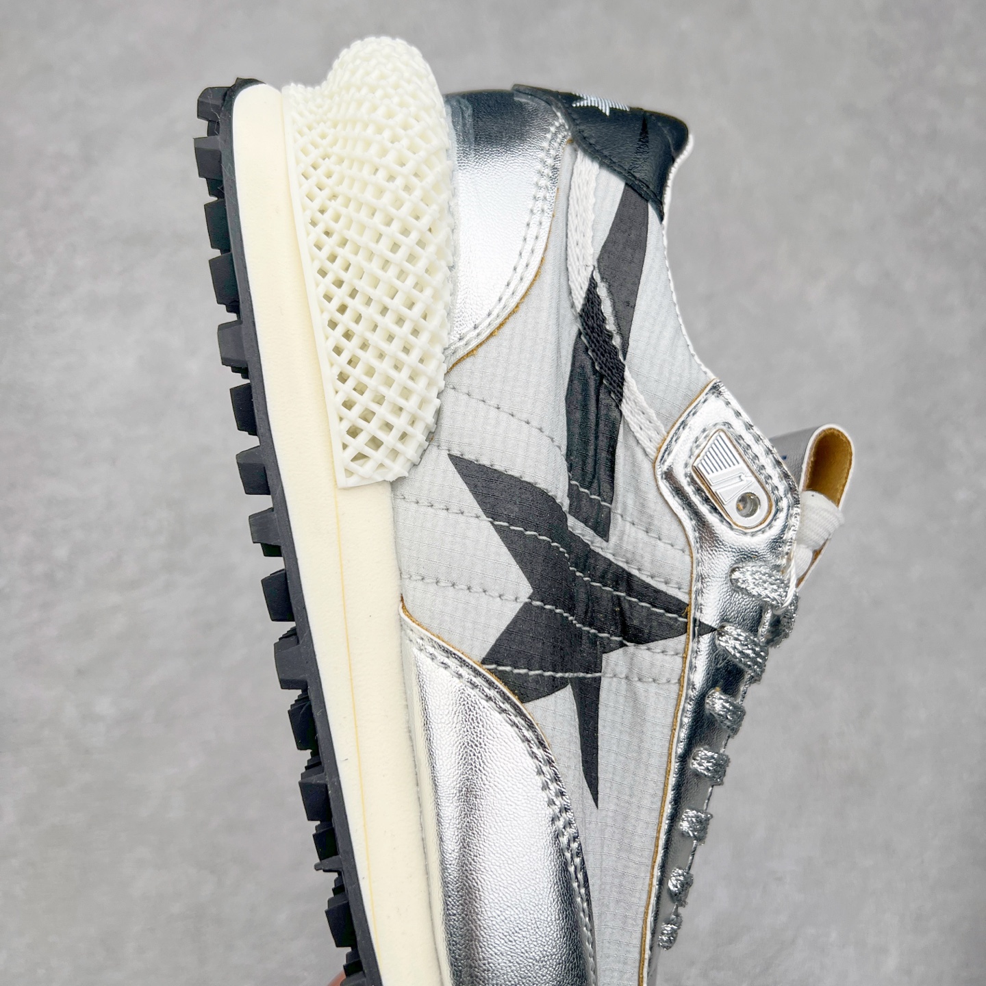 图片[6]-GGDB Golden Goose Marathon 复古运动鞋生活休闲鞋 火爆全网 陈伟霆宋雨琦 杨幂等各路明星纷纷上脚 该系列新品鞋履以1970年代的田径鞋为设计灵感，巧妙融入3D打印鞋尾装饰等前沿元素，既彰显了复古格调，又将这种怀旧感投射到未来。其鞋面采用多种精致材质打造，并推出银色、黑色、红色、皇家蓝和白色等多款经典配色以及全新限定黄色，侧边点缀以品牌标志性的星星图案。全新黄色款式的鞋面侧边保留了品牌标志性的橙色星星图案，配以灰色鞋头。不均匀染色的鞋带和带有星星图案的鞋底，为整体造型增添了独特的印象。呈现男女都可穿着的中性风格，谁都能拥有并追逐自己的梦想。尺码：35 36 37 38 39 40 41 42 43 44 45-选品中心