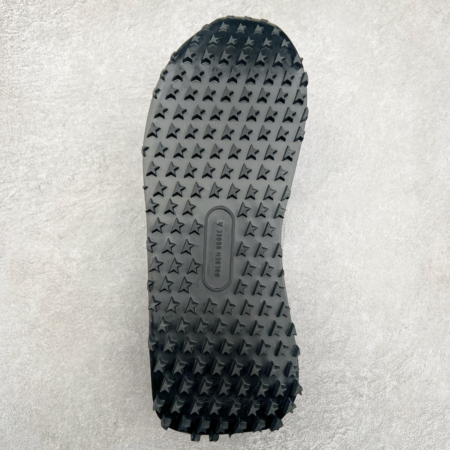 图片[9]-GGDB Golden Goose Marathon 复古运动鞋生活休闲鞋 火爆全网 陈伟霆宋雨琦 杨幂等各路明星纷纷上脚 该系列新品鞋履以1970年代的田径鞋为设计灵感，巧妙融入3D打印鞋尾装饰等前沿元素，既彰显了复古格调，又将这种怀旧感投射到未来。其鞋面采用多种精致材质打造，并推出银色、黑色、红色、皇家蓝和白色等多款经典配色以及全新限定黄色，侧边点缀以品牌标志性的星星图案。全新黄色款式的鞋面侧边保留了品牌标志性的橙色星星图案，配以灰色鞋头。不均匀染色的鞋带和带有星星图案的鞋底，为整体造型增添了独特的印象。呈现男女都可穿着的中性风格，谁都能拥有并追逐自己的梦想。尺码：35 36 37 38 39 40 41 42 43 44 45-选品中心