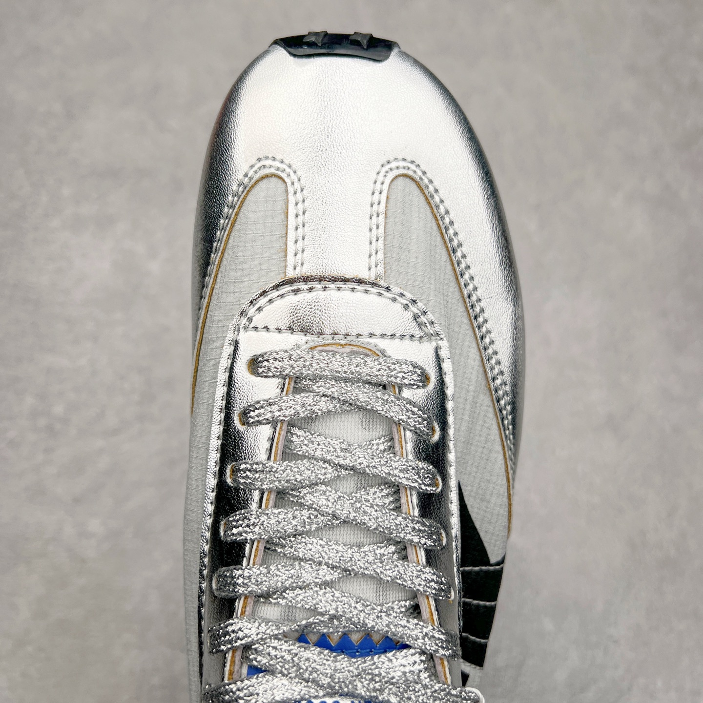 图片[4]-GGDB Golden Goose Marathon 复古运动鞋生活休闲鞋 火爆全网 陈伟霆宋雨琦 杨幂等各路明星纷纷上脚 该系列新品鞋履以1970年代的田径鞋为设计灵感，巧妙融入3D打印鞋尾装饰等前沿元素，既彰显了复古格调，又将这种怀旧感投射到未来。其鞋面采用多种精致材质打造，并推出银色、黑色、红色、皇家蓝和白色等多款经典配色以及全新限定黄色，侧边点缀以品牌标志性的星星图案。全新黄色款式的鞋面侧边保留了品牌标志性的橙色星星图案，配以灰色鞋头。不均匀染色的鞋带和带有星星图案的鞋底，为整体造型增添了独特的印象。呈现男女都可穿着的中性风格，谁都能拥有并追逐自己的梦想。尺码：35 36 37 38 39 40 41 42 43 44 45-选品中心