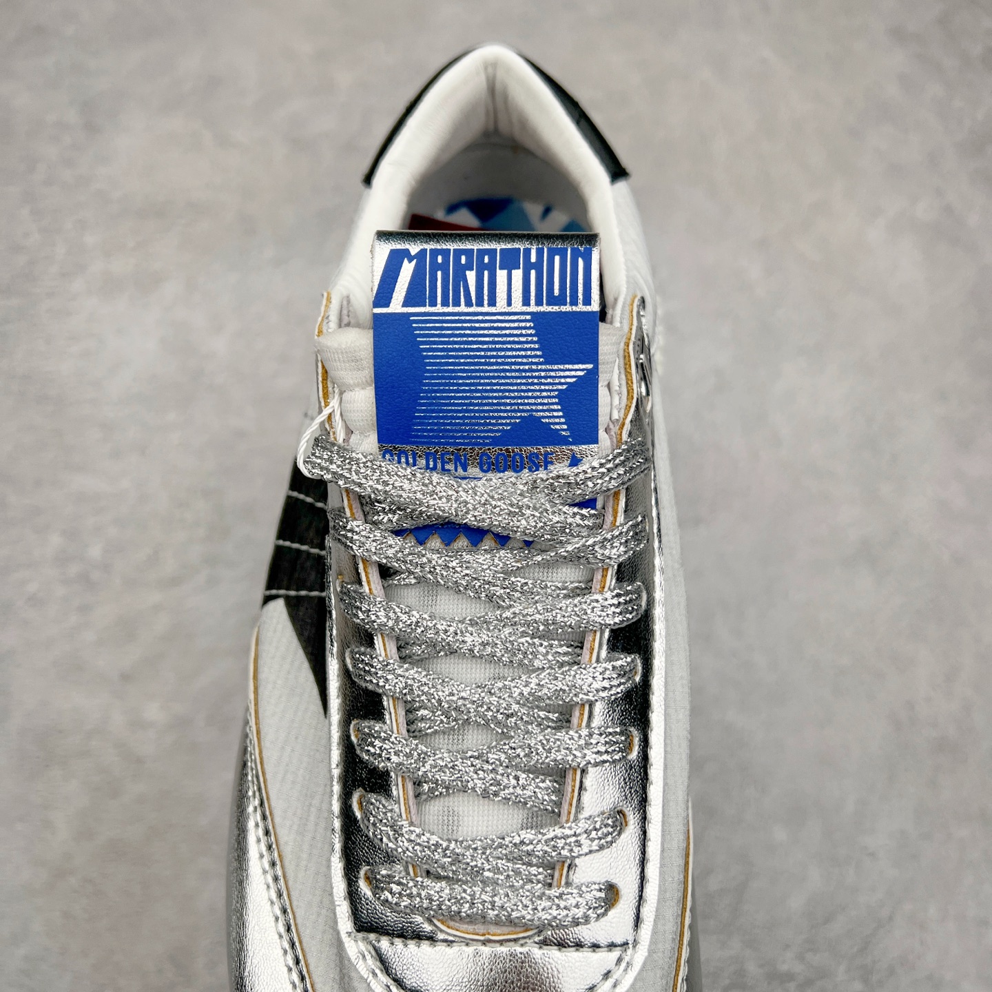 图片[5]-GGDB Golden Goose Marathon 复古运动鞋生活休闲鞋 火爆全网 陈伟霆宋雨琦 杨幂等各路明星纷纷上脚 该系列新品鞋履以1970年代的田径鞋为设计灵感，巧妙融入3D打印鞋尾装饰等前沿元素，既彰显了复古格调，又将这种怀旧感投射到未来。其鞋面采用多种精致材质打造，并推出银色、黑色、红色、皇家蓝和白色等多款经典配色以及全新限定黄色，侧边点缀以品牌标志性的星星图案。全新黄色款式的鞋面侧边保留了品牌标志性的橙色星星图案，配以灰色鞋头。不均匀染色的鞋带和带有星星图案的鞋底，为整体造型增添了独特的印象。呈现男女都可穿着的中性风格，谁都能拥有并追逐自己的梦想。尺码：35 36 37 38 39 40 41 42 43 44 45-选品中心