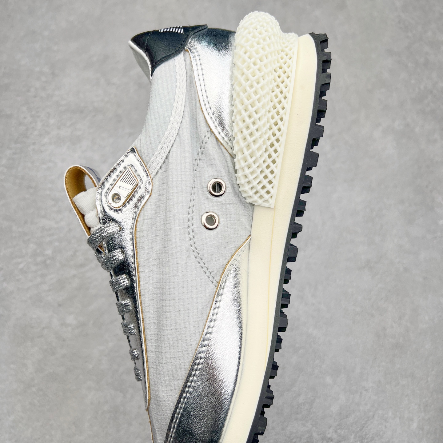 图片[7]-GGDB Golden Goose Marathon 复古运动鞋生活休闲鞋 火爆全网 陈伟霆宋雨琦 杨幂等各路明星纷纷上脚 该系列新品鞋履以1970年代的田径鞋为设计灵感，巧妙融入3D打印鞋尾装饰等前沿元素，既彰显了复古格调，又将这种怀旧感投射到未来。其鞋面采用多种精致材质打造，并推出银色、黑色、红色、皇家蓝和白色等多款经典配色以及全新限定黄色，侧边点缀以品牌标志性的星星图案。全新黄色款式的鞋面侧边保留了品牌标志性的橙色星星图案，配以灰色鞋头。不均匀染色的鞋带和带有星星图案的鞋底，为整体造型增添了独特的印象。呈现男女都可穿着的中性风格，谁都能拥有并追逐自己的梦想。尺码：35 36 37 38 39 40 41 42 43 44 45-选品中心