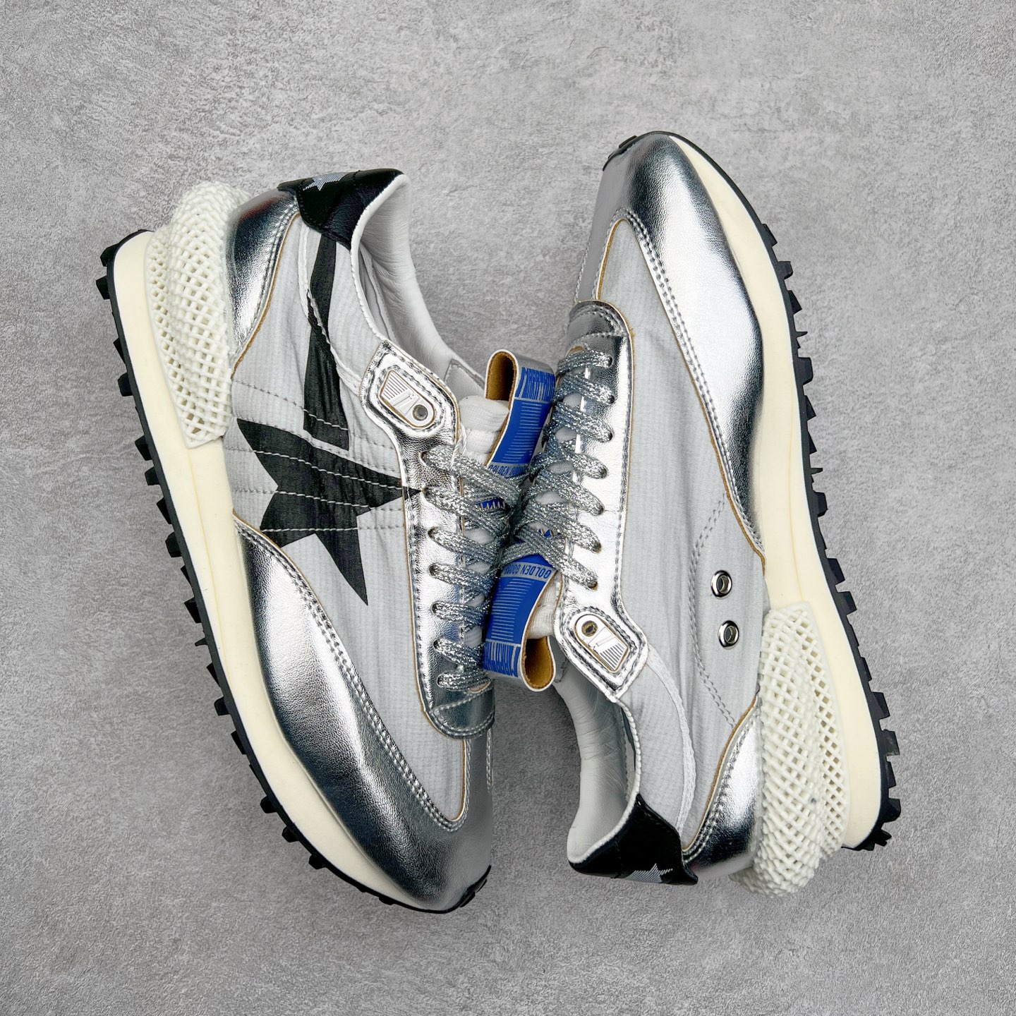 图片[3]-GGDB Golden Goose Marathon 复古运动鞋生活休闲鞋 火爆全网 陈伟霆宋雨琦 杨幂等各路明星纷纷上脚 该系列新品鞋履以1970年代的田径鞋为设计灵感，巧妙融入3D打印鞋尾装饰等前沿元素，既彰显了复古格调，又将这种怀旧感投射到未来。其鞋面采用多种精致材质打造，并推出银色、黑色、红色、皇家蓝和白色等多款经典配色以及全新限定黄色，侧边点缀以品牌标志性的星星图案。全新黄色款式的鞋面侧边保留了品牌标志性的橙色星星图案，配以灰色鞋头。不均匀染色的鞋带和带有星星图案的鞋底，为整体造型增添了独特的印象。呈现男女都可穿着的中性风格，谁都能拥有并追逐自己的梦想。尺码：35 36 37 38 39 40 41 42 43 44 45-选品中心