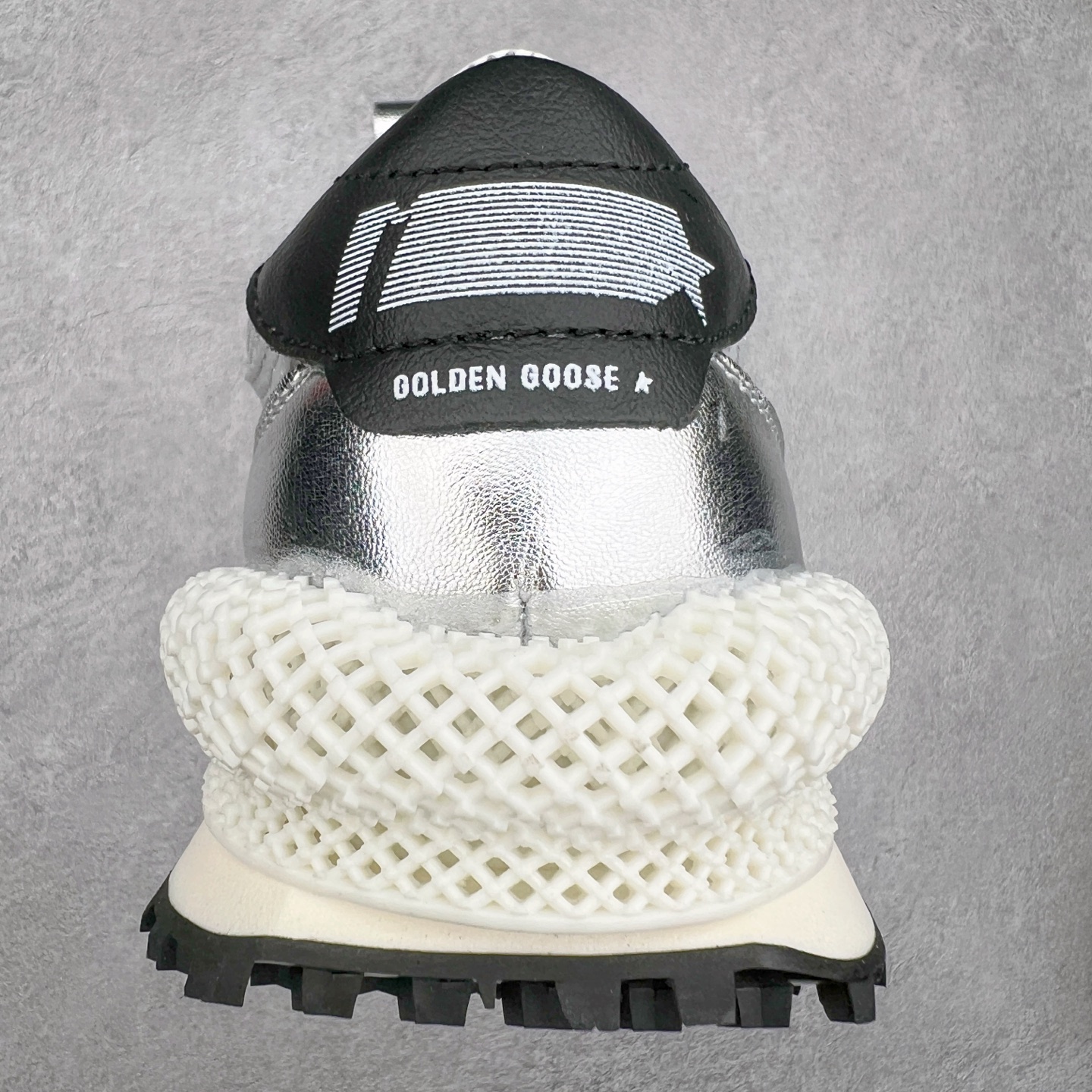 图片[8]-GGDB Golden Goose Marathon 复古运动鞋生活休闲鞋 火爆全网 陈伟霆宋雨琦 杨幂等各路明星纷纷上脚 该系列新品鞋履以1970年代的田径鞋为设计灵感，巧妙融入3D打印鞋尾装饰等前沿元素，既彰显了复古格调，又将这种怀旧感投射到未来。其鞋面采用多种精致材质打造，并推出银色、黑色、红色、皇家蓝和白色等多款经典配色以及全新限定黄色，侧边点缀以品牌标志性的星星图案。全新黄色款式的鞋面侧边保留了品牌标志性的橙色星星图案，配以灰色鞋头。不均匀染色的鞋带和带有星星图案的鞋底，为整体造型增添了独特的印象。呈现男女都可穿着的中性风格，谁都能拥有并追逐自己的梦想。尺码：35 36 37 38 39 40 41 42 43 44 45-选品中心