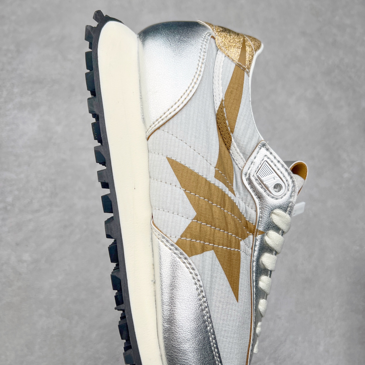 图片[6]-GGDB Golden Goose Marathon 复古运动鞋生活休闲鞋 火爆全网 陈伟霆宋雨琦 杨幂等各路明星纷纷上脚 该系列新品鞋履以1970年代的田径鞋为设计灵感，巧妙融入3D打印鞋尾装饰等前沿元素，既彰显了复古格调，又将这种怀旧感投射到未来。其鞋面采用多种精致材质打造，并推出银色、黑色、红色、皇家蓝和白色等多款经典配色以及全新限定黄色，侧边点缀以品牌标志性的星星图案。全新黄色款式的鞋面侧边保留了品牌标志性的橙色星星图案，配以灰色鞋头。不均匀染色的鞋带和带有星星图案的鞋底，为整体造型增添了独特的印象。呈现男女都可穿着的中性风格，谁都能拥有并追逐自己的梦想。尺码：35 36 37 38 39 40 41 42 43 44 45-选品中心