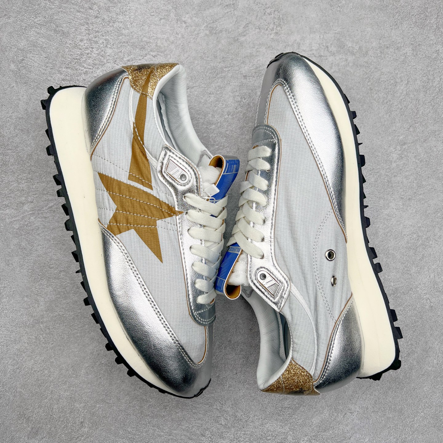 图片[3]-GGDB Golden Goose Marathon 复古运动鞋生活休闲鞋 火爆全网 陈伟霆宋雨琦 杨幂等各路明星纷纷上脚 该系列新品鞋履以1970年代的田径鞋为设计灵感，巧妙融入3D打印鞋尾装饰等前沿元素，既彰显了复古格调，又将这种怀旧感投射到未来。其鞋面采用多种精致材质打造，并推出银色、黑色、红色、皇家蓝和白色等多款经典配色以及全新限定黄色，侧边点缀以品牌标志性的星星图案。全新黄色款式的鞋面侧边保留了品牌标志性的橙色星星图案，配以灰色鞋头。不均匀染色的鞋带和带有星星图案的鞋底，为整体造型增添了独特的印象。呈现男女都可穿着的中性风格，谁都能拥有并追逐自己的梦想。尺码：35 36 37 38 39 40 41 42 43 44 45-选品中心