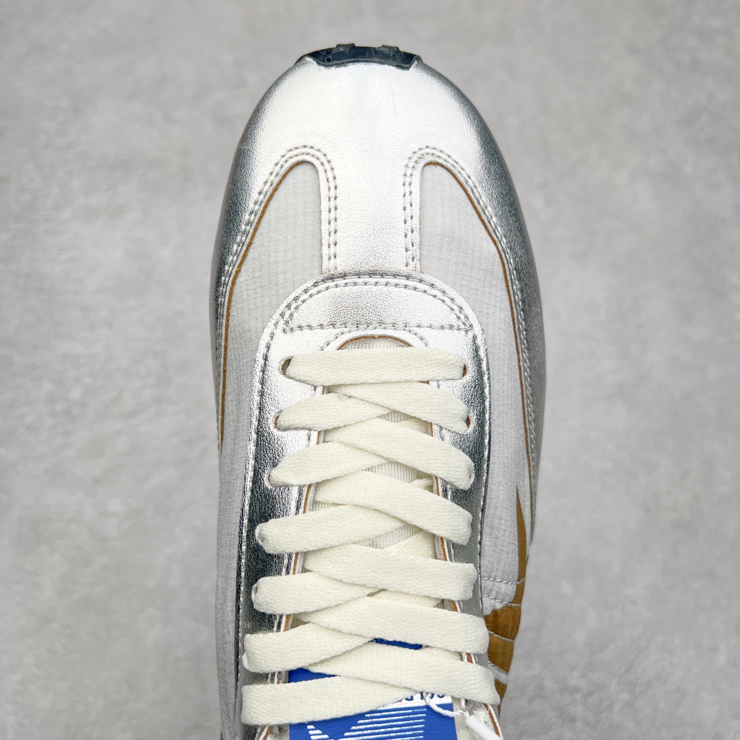 图片[4]-GGDB Golden Goose Marathon 复古运动鞋生活休闲鞋 火爆全网 陈伟霆宋雨琦 杨幂等各路明星纷纷上脚 该系列新品鞋履以1970年代的田径鞋为设计灵感，巧妙融入3D打印鞋尾装饰等前沿元素，既彰显了复古格调，又将这种怀旧感投射到未来。其鞋面采用多种精致材质打造，并推出银色、黑色、红色、皇家蓝和白色等多款经典配色以及全新限定黄色，侧边点缀以品牌标志性的星星图案。全新黄色款式的鞋面侧边保留了品牌标志性的橙色星星图案，配以灰色鞋头。不均匀染色的鞋带和带有星星图案的鞋底，为整体造型增添了独特的印象。呈现男女都可穿着的中性风格，谁都能拥有并追逐自己的梦想。尺码：35 36 37 38 39 40 41 42 43 44 45-选品中心