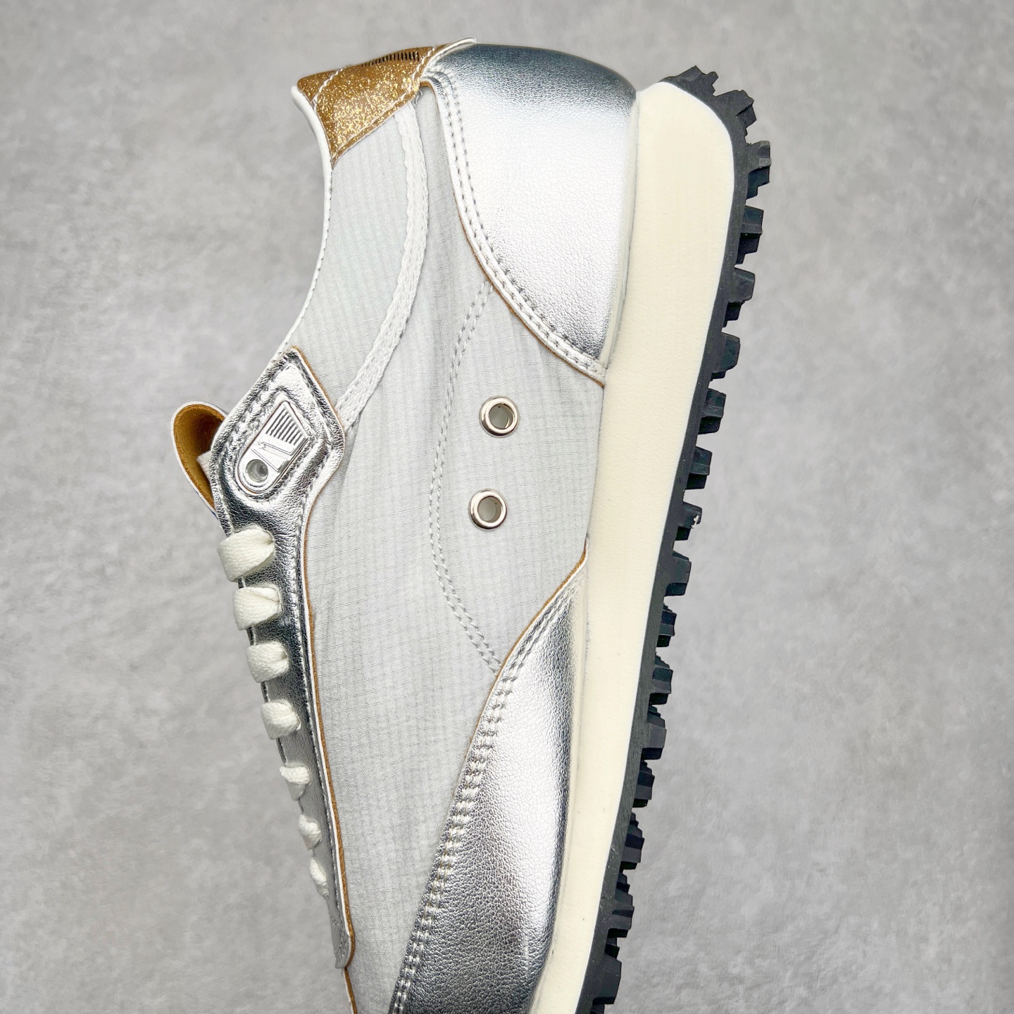 图片[7]-GGDB Golden Goose Marathon 复古运动鞋生活休闲鞋 火爆全网 陈伟霆宋雨琦 杨幂等各路明星纷纷上脚 该系列新品鞋履以1970年代的田径鞋为设计灵感，巧妙融入3D打印鞋尾装饰等前沿元素，既彰显了复古格调，又将这种怀旧感投射到未来。其鞋面采用多种精致材质打造，并推出银色、黑色、红色、皇家蓝和白色等多款经典配色以及全新限定黄色，侧边点缀以品牌标志性的星星图案。全新黄色款式的鞋面侧边保留了品牌标志性的橙色星星图案，配以灰色鞋头。不均匀染色的鞋带和带有星星图案的鞋底，为整体造型增添了独特的印象。呈现男女都可穿着的中性风格，谁都能拥有并追逐自己的梦想。尺码：35 36 37 38 39 40 41 42 43 44 45-选品中心