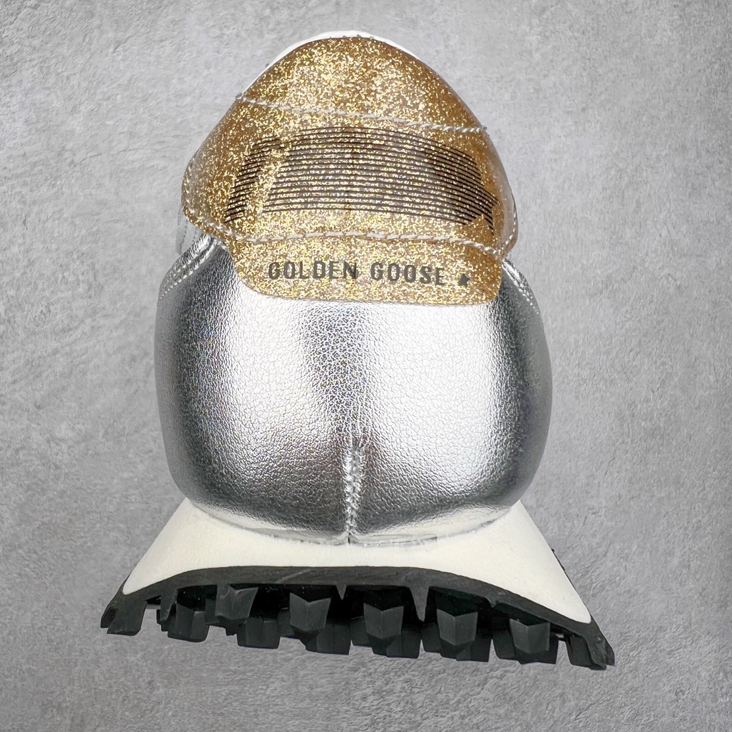 图片[8]-GGDB Golden Goose Marathon 复古运动鞋生活休闲鞋 火爆全网 陈伟霆宋雨琦 杨幂等各路明星纷纷上脚 该系列新品鞋履以1970年代的田径鞋为设计灵感，巧妙融入3D打印鞋尾装饰等前沿元素，既彰显了复古格调，又将这种怀旧感投射到未来。其鞋面采用多种精致材质打造，并推出银色、黑色、红色、皇家蓝和白色等多款经典配色以及全新限定黄色，侧边点缀以品牌标志性的星星图案。全新黄色款式的鞋面侧边保留了品牌标志性的橙色星星图案，配以灰色鞋头。不均匀染色的鞋带和带有星星图案的鞋底，为整体造型增添了独特的印象。呈现男女都可穿着的中性风格，谁都能拥有并追逐自己的梦想。尺码：35 36 37 38 39 40 41 42 43 44 45-选品中心