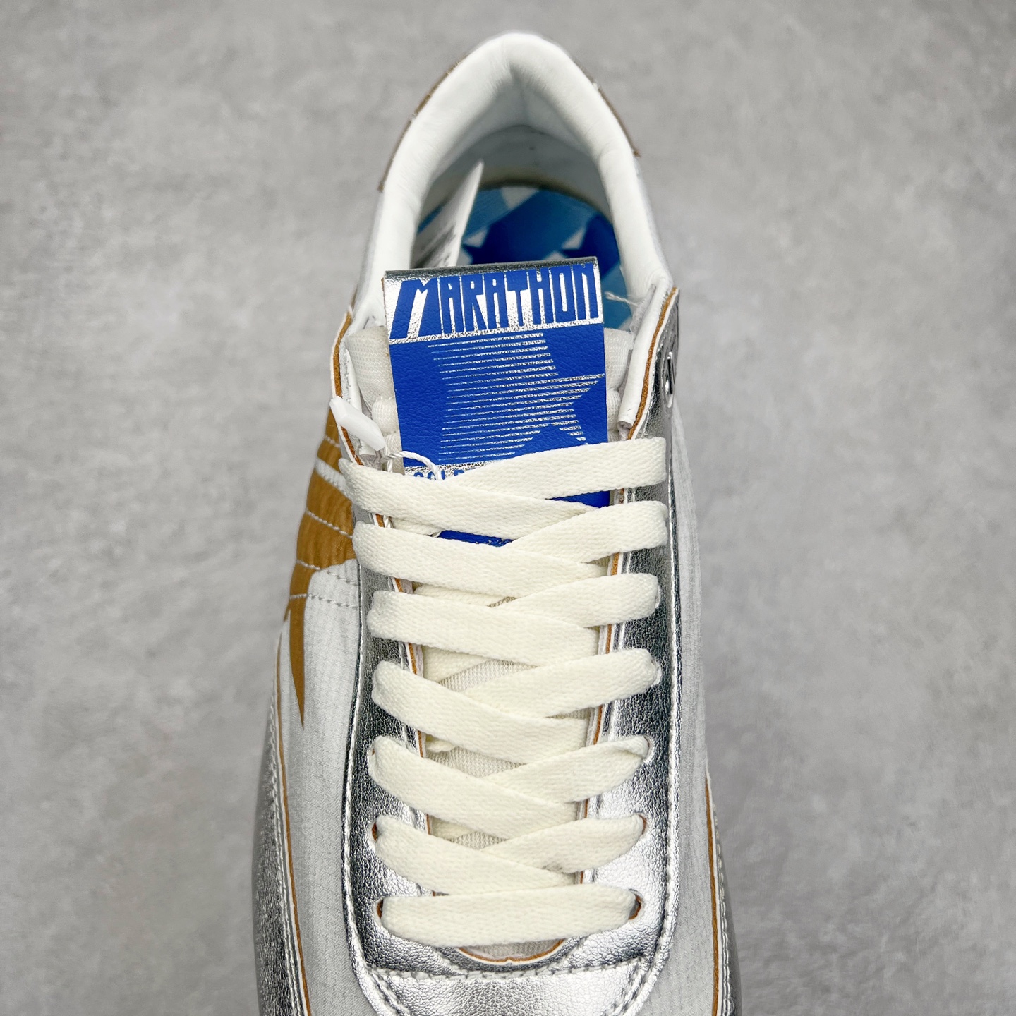 图片[5]-GGDB Golden Goose Marathon 复古运动鞋生活休闲鞋 火爆全网 陈伟霆宋雨琦 杨幂等各路明星纷纷上脚 该系列新品鞋履以1970年代的田径鞋为设计灵感，巧妙融入3D打印鞋尾装饰等前沿元素，既彰显了复古格调，又将这种怀旧感投射到未来。其鞋面采用多种精致材质打造，并推出银色、黑色、红色、皇家蓝和白色等多款经典配色以及全新限定黄色，侧边点缀以品牌标志性的星星图案。全新黄色款式的鞋面侧边保留了品牌标志性的橙色星星图案，配以灰色鞋头。不均匀染色的鞋带和带有星星图案的鞋底，为整体造型增添了独特的印象。呈现男女都可穿着的中性风格，谁都能拥有并追逐自己的梦想。尺码：35 36 37 38 39 40 41 42 43 44 45-选品中心