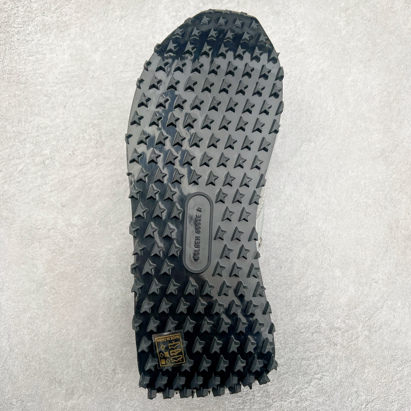 图片[9]-GGDB Golden Goose Marathon 复古运动鞋生活休闲鞋 火爆全网 陈伟霆宋雨琦 杨幂等各路明星纷纷上脚 该系列新品鞋履以1970年代的田径鞋为设计灵感，巧妙融入3D打印鞋尾装饰等前沿元素，既彰显了复古格调，又将这种怀旧感投射到未来。其鞋面采用多种精致材质打造，并推出银色、黑色、红色、皇家蓝和白色等多款经典配色以及全新限定黄色，侧边点缀以品牌标志性的星星图案。全新黄色款式的鞋面侧边保留了品牌标志性的橙色星星图案，配以灰色鞋头。不均匀染色的鞋带和带有星星图案的鞋底，为整体造型增添了独特的印象。呈现男女都可穿着的中性风格，谁都能拥有并追逐自己的梦想。尺码：35 36 37 38 39 40 41 42 43 44 45-选品中心