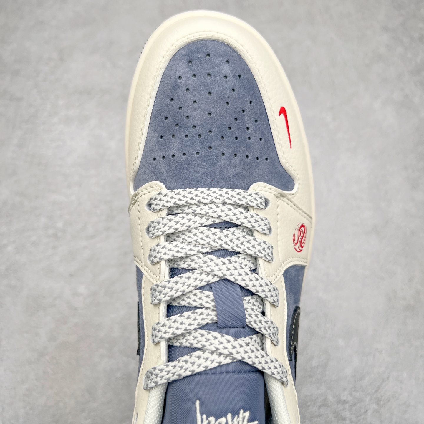 图片[4]-Air Jordan AJ1 Low 低帮定制 XX3318-517 原厂内置气垫魔块 A模大底 头层小牛皮 鞋舌AJ原厂专用牛津布+AJ专用反口珍珠布+原厂无杂质高弹内里海棉+特殊封边弹力鞋带 尺码：36 36.5 37.5 38 38.5 39 40 40.5 41 42 42.5 43 44 44.5 45 46 47.5-选品中心