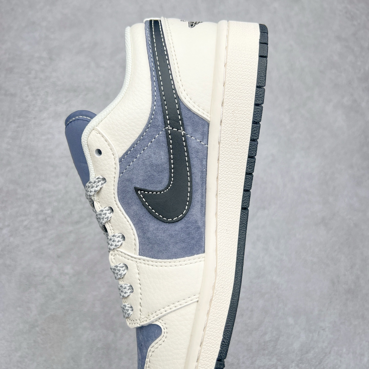 图片[7]-Air Jordan AJ1 Low 低帮定制 XX3318-517 原厂内置气垫魔块 A模大底 头层小牛皮 鞋舌AJ原厂专用牛津布+AJ专用反口珍珠布+原厂无杂质高弹内里海棉+特殊封边弹力鞋带 尺码：36 36.5 37.5 38 38.5 39 40 40.5 41 42 42.5 43 44 44.5 45 46 47.5-选品中心