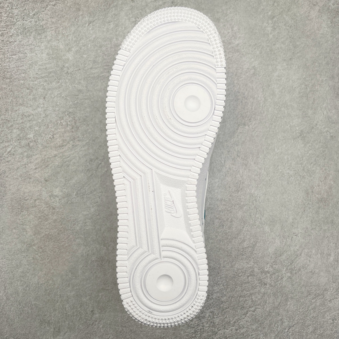 图片[9]-NK Air Force 1´07 Low 空军一号低帮百搭休闲运动板鞋 SJ1198-109 柔软、弹性十足的缓震性能和出色的中底设计 横跨复古与现代的外型结合 造就出风靡全球 三十多年的Force 1 直到今天还深受青睐 尺码：36 36.5 37.5 38 38.5 39 40 40.5 41 42 42.5 43 44 44.5 45-选品中心