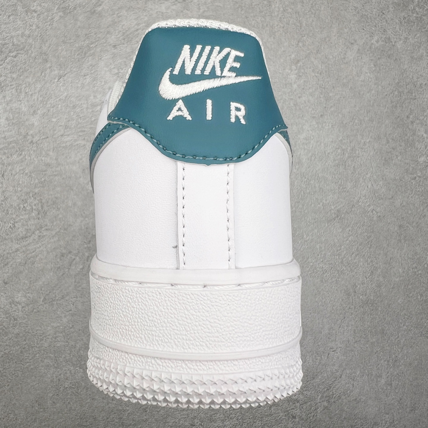 图片[8]-NK Air Force 1´07 Low 空军一号低帮百搭休闲运动板鞋 SJ1198-109 柔软、弹性十足的缓震性能和出色的中底设计 横跨复古与现代的外型结合 造就出风靡全球 三十多年的Force 1 直到今天还深受青睐 尺码：36 36.5 37.5 38 38.5 39 40 40.5 41 42 42.5 43 44 44.5 45-选品中心