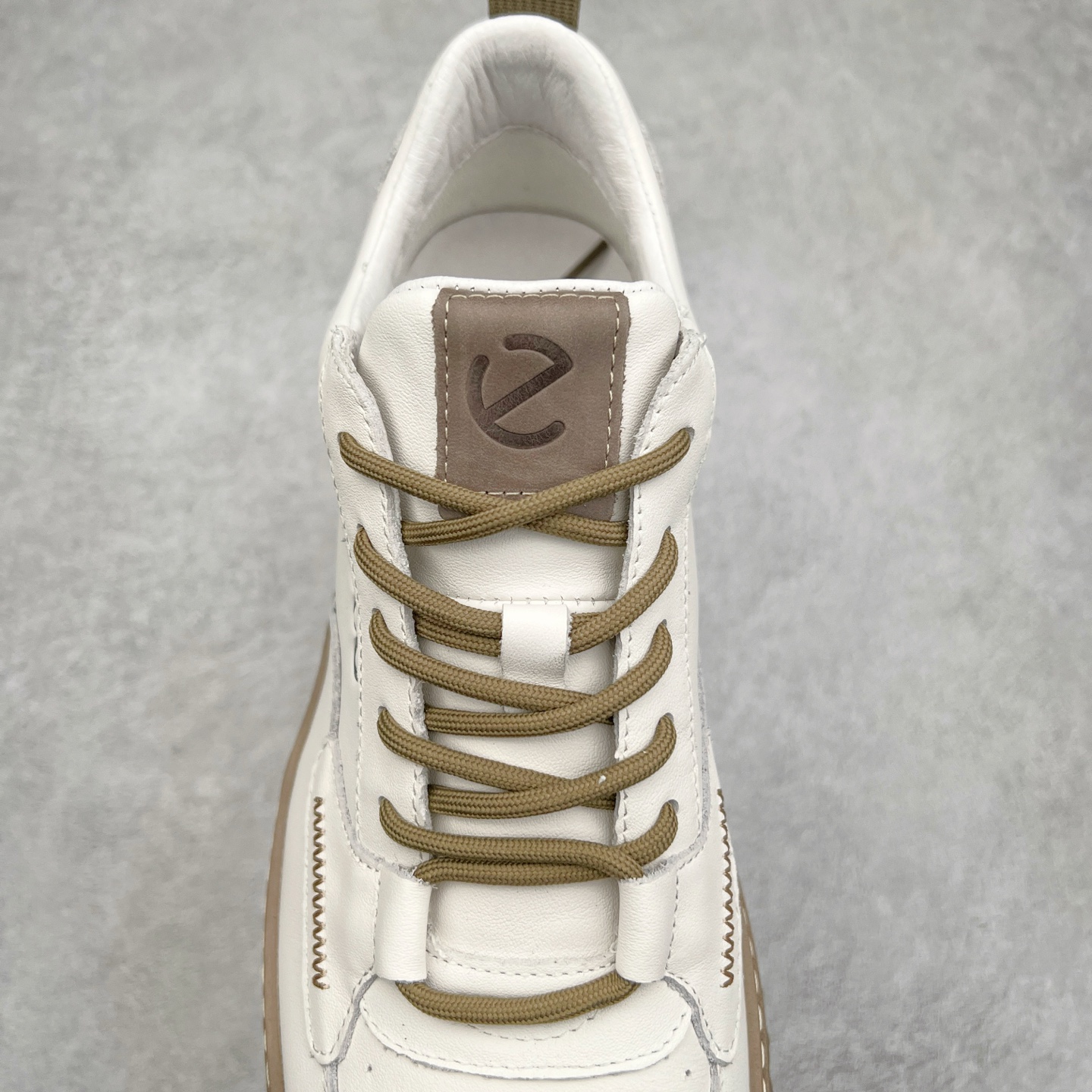 图片[5]-ECCO爱步休闲板鞋 舒适耐磨厚底鞋 街头ACE热销款 鞋面采用臻选牛皮，质感丰富细腻 脚感柔韧舒适 简约系带设计，可自由调节松紧 随时随地自在出行拼色设计为整体造型增添活力 PHORENE中底，橡胶大底 轻盈缓震，舒适回弹 厚底增高 摆脱厚重感 多元色彩碰撞 辅以经典的板鞋鞋型 休闲出街 玩转城市意趣 尺码：38 39 40 41 42 43 44（皮鞋码）-选品中心